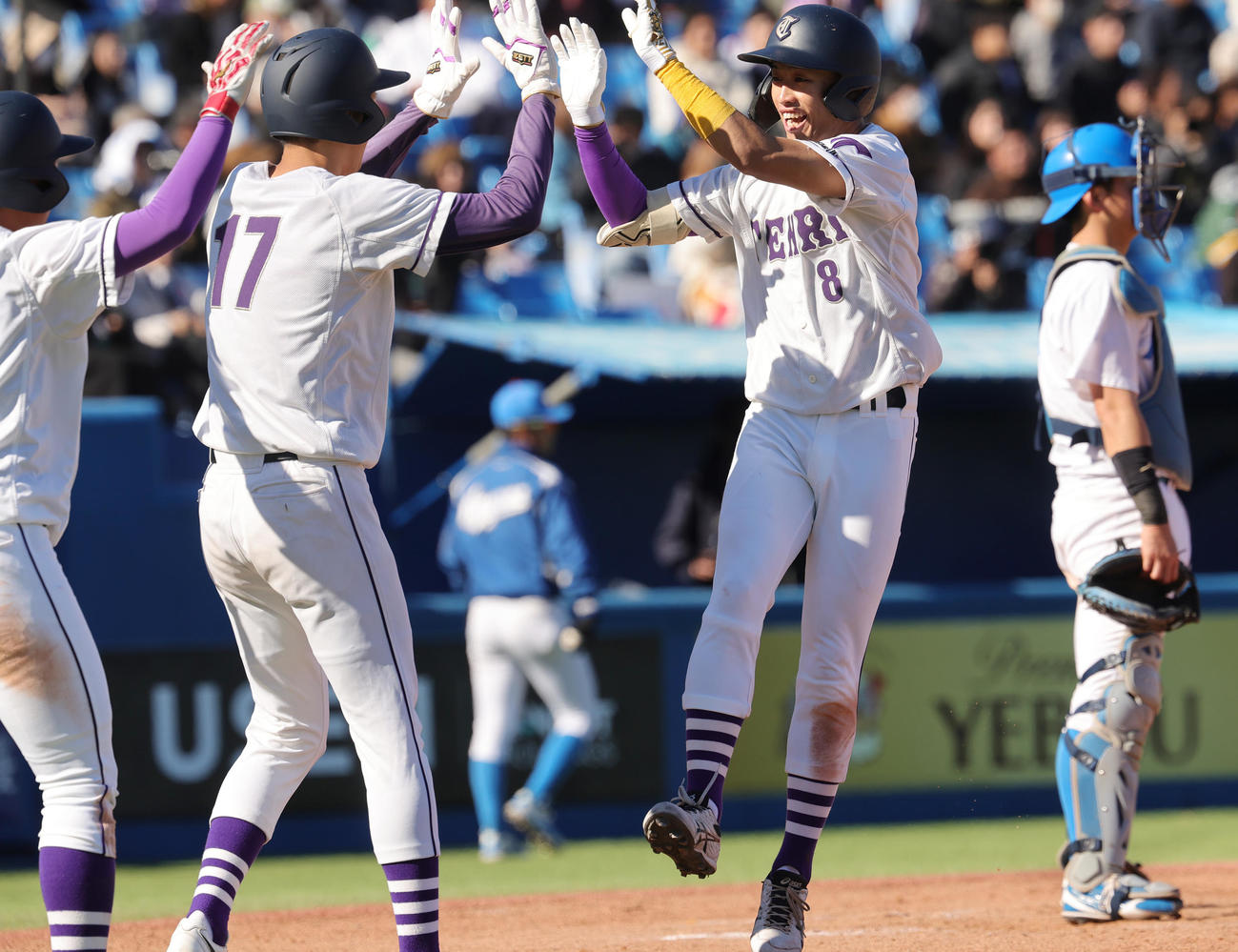 天理大対青学大　4回表天理大2死二塁、2点本塁打を放ち喜ぶ井脇（撮影・野上伸悟）