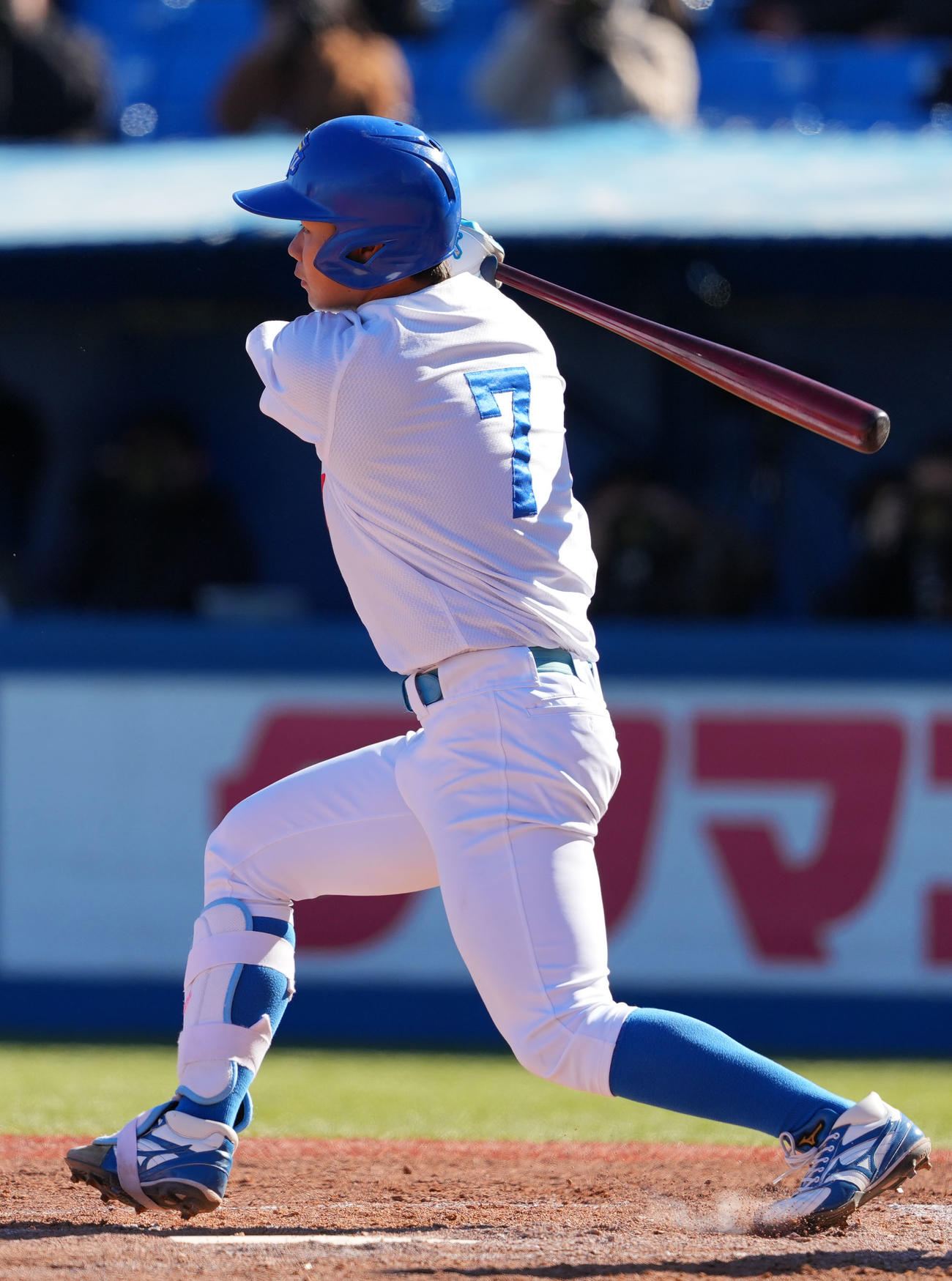 天理大対青学大　2回裏青学大2死三塁、右前適時打を放つ藤原（撮影・横山健太）