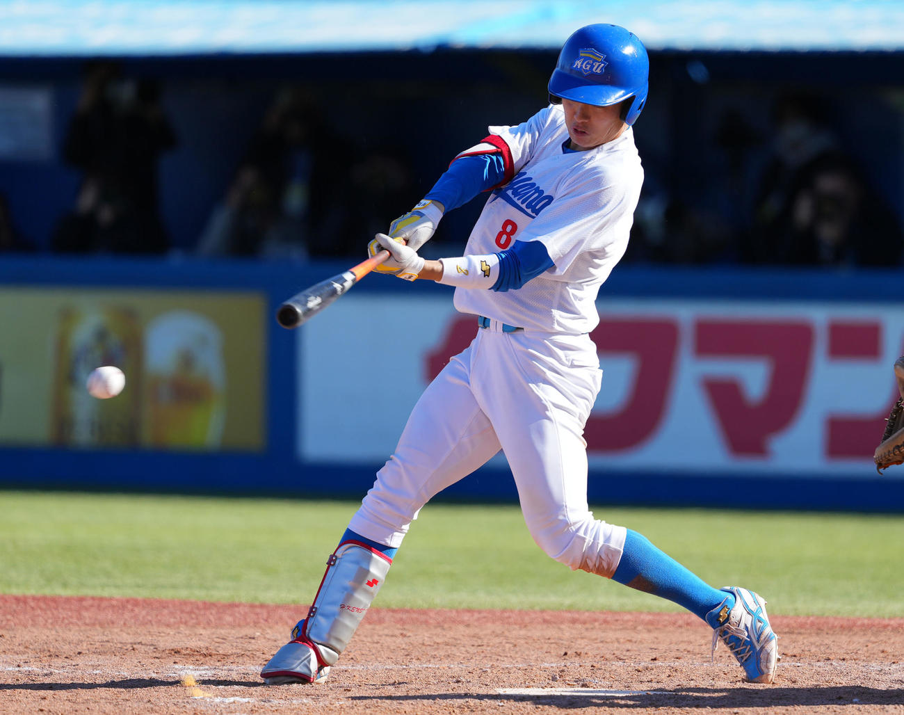 天理大対青学大　10回裏青学大1死満塁、サヨナラとなる中前適時打を放つ初谷（撮影・横山健太）