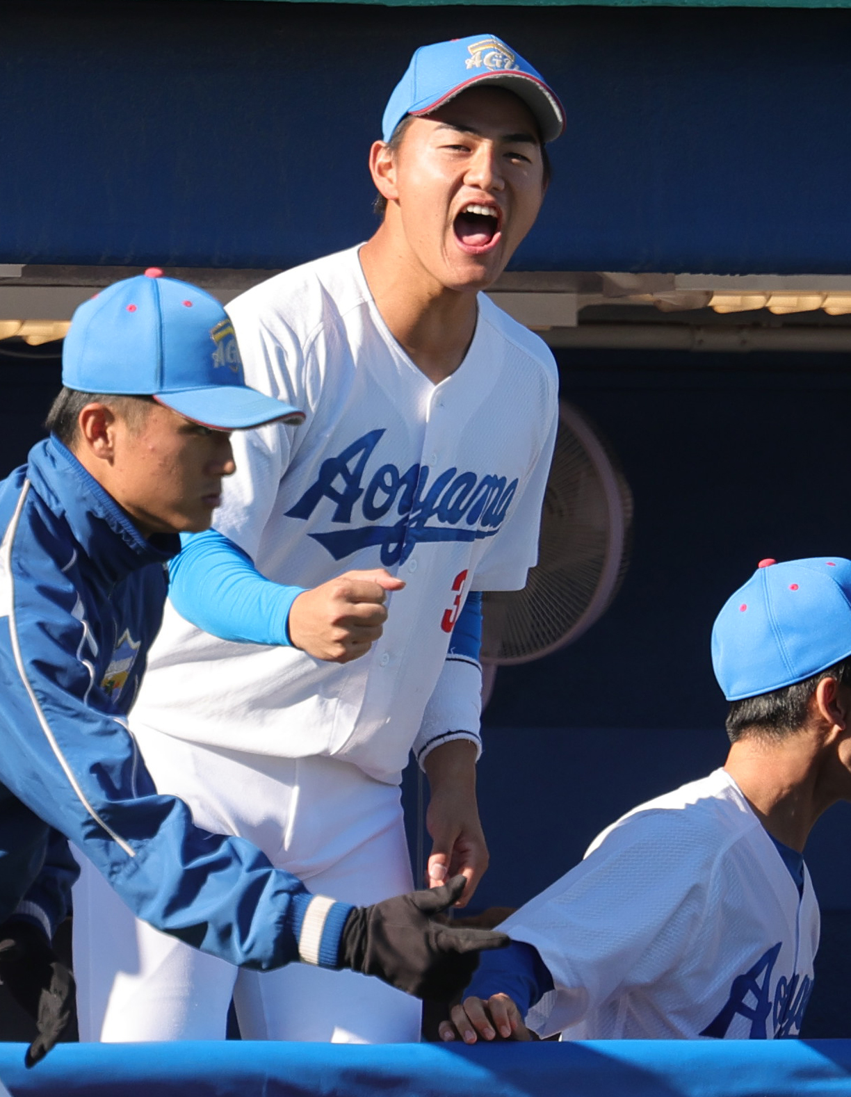 天理大対青学大　1回表を無失点で終え喜ぶ青学大・西川（撮影・野上伸悟）
