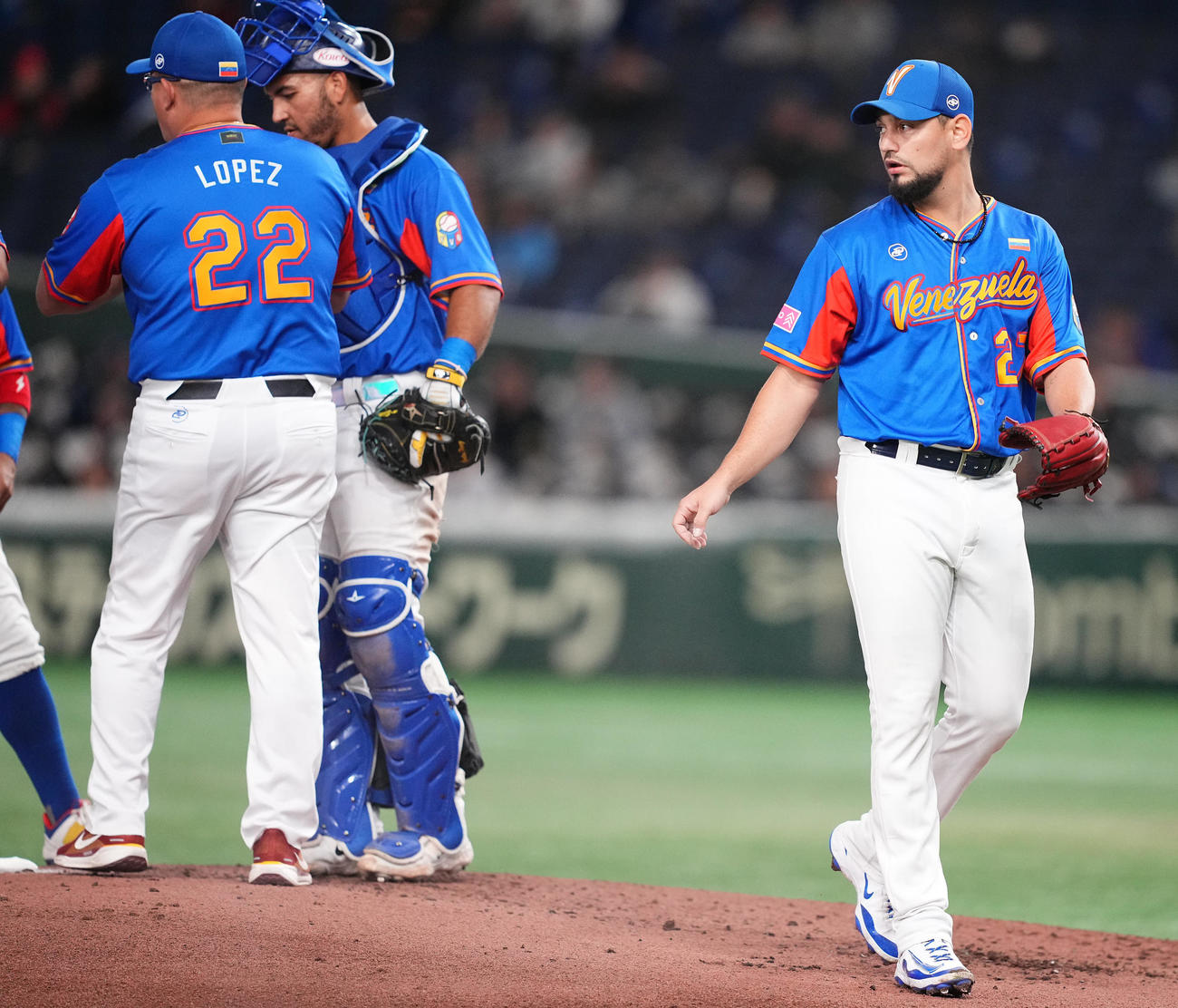 ベネズエラ対米国　3回表途中で降板するベネズエラのサンチェス（右）（撮影・鈴木みどり）