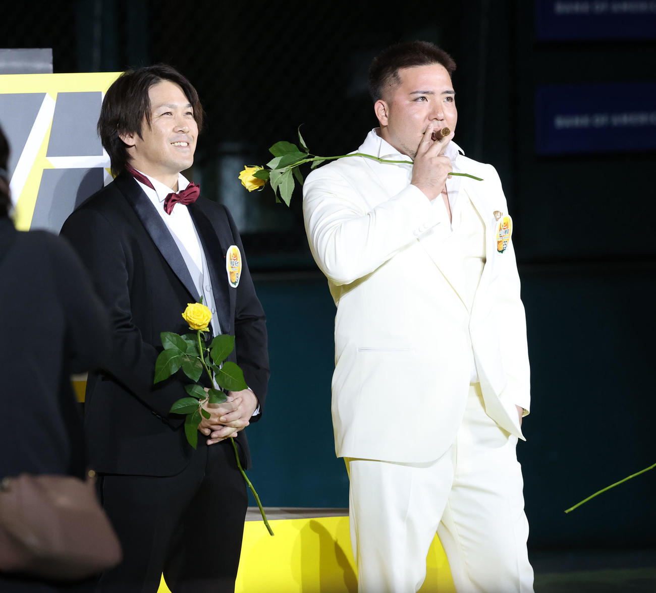 タキシード姿でファンを楽しませたソフトバンクナイン、中央は山川（右）（撮影・梅根麻紀）