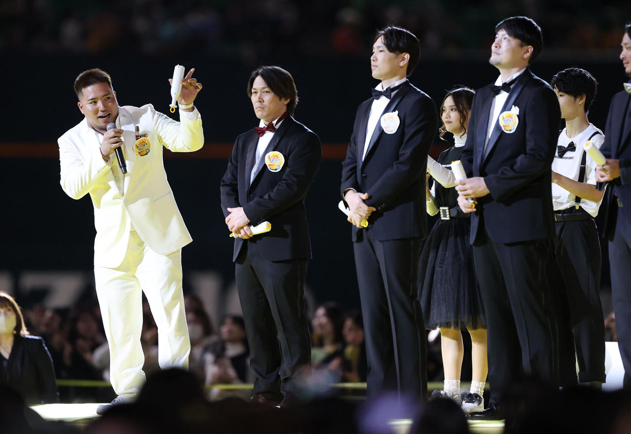 タキシード姿でファンを楽しませたソフトバンクナイン、中央は山川（左）（撮影・梅根麻紀）