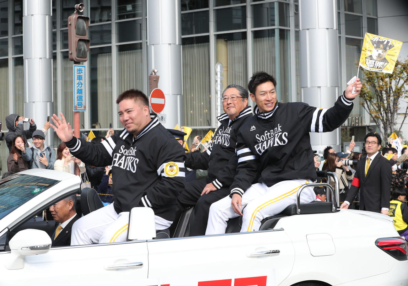 福岡市内でパレードを行ったソフトバンクナイン、山川と柳田はファンに手を振る（撮影・梅根麻紀）