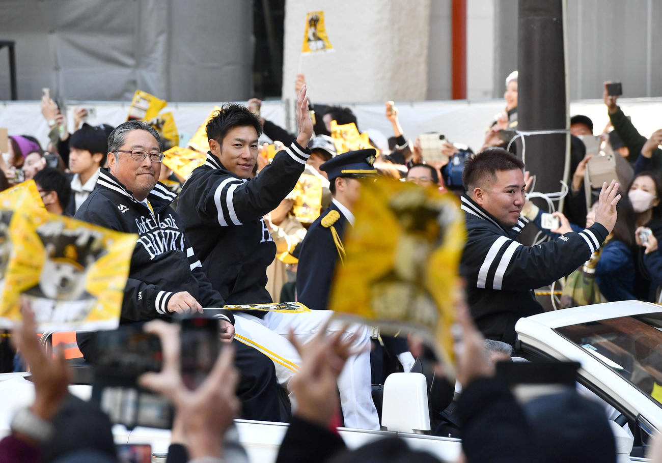 リーグ優勝祝賀パレードで集まった多くのファンに笑顔で手を振る、左から後藤球団オーナー代行兼社長、柳田、山川（撮影・岩下翔太）