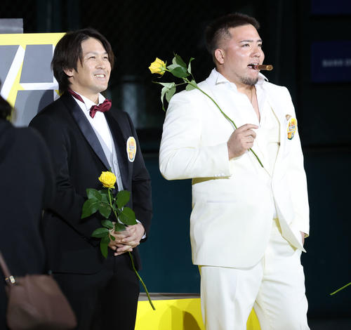 ソフトバンク】白タキシード姿の山川穂高がファンと触れ合い バラの花