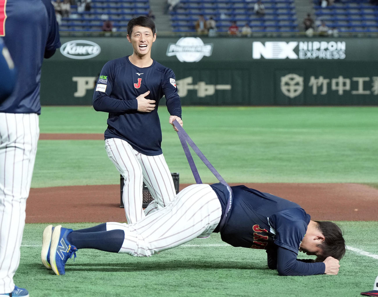 日本対台湾　試合前練習でフィジカルトレーニングをする辰己（撮影・たえ見朱実）