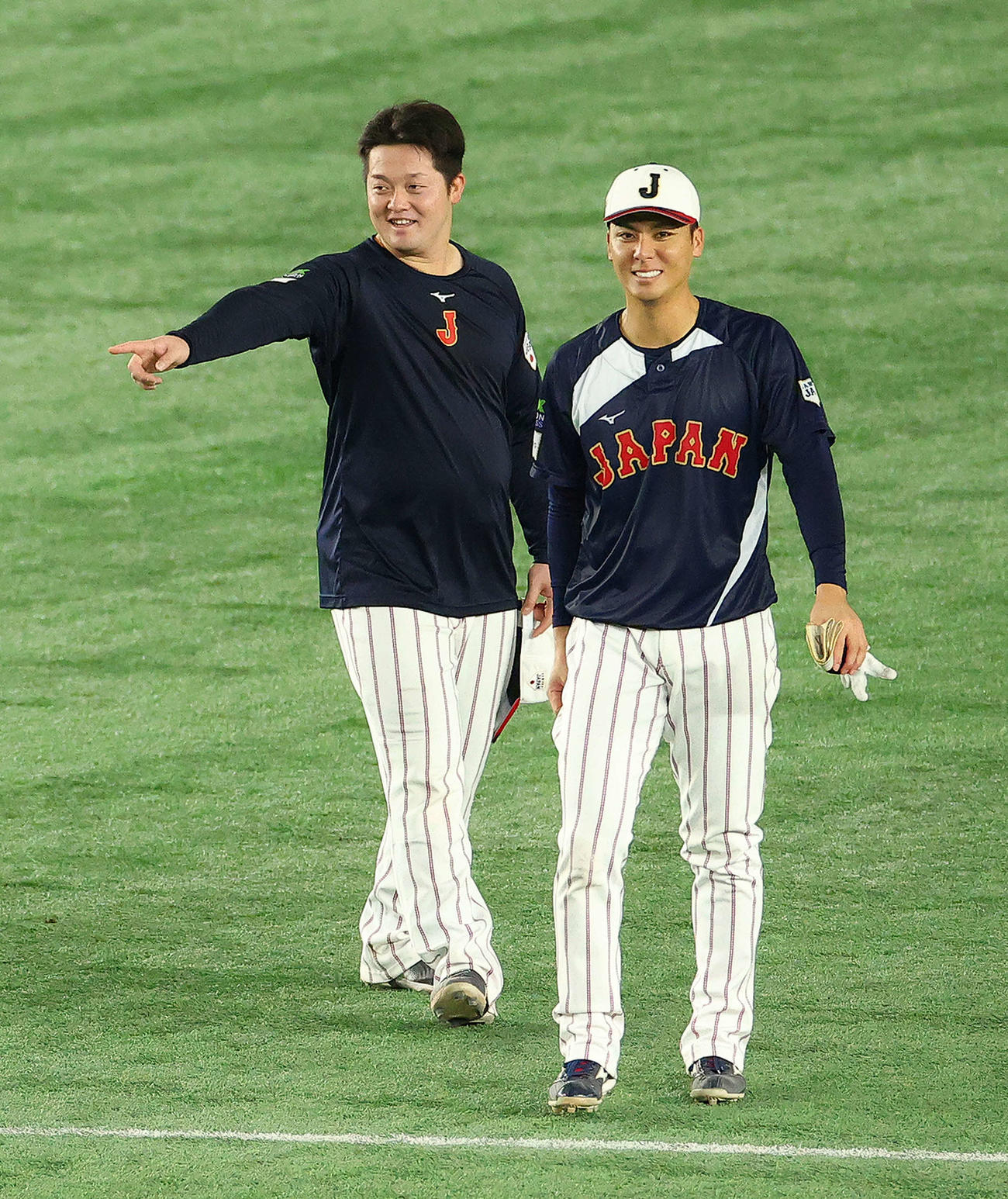 日本対台湾　試合前、練習に臨む牧（左）と村林（撮影・河田真司）