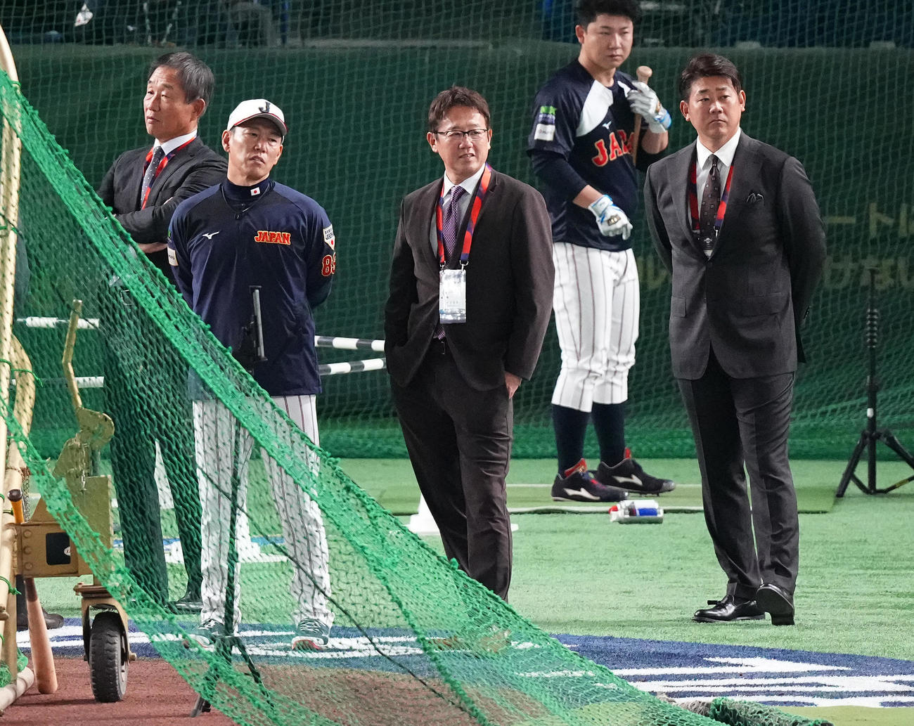 日本対台湾　試合前練習を見る、左から辻氏、井端監督、古田氏、1人おいて松坂氏（撮影・鈴木みどり）