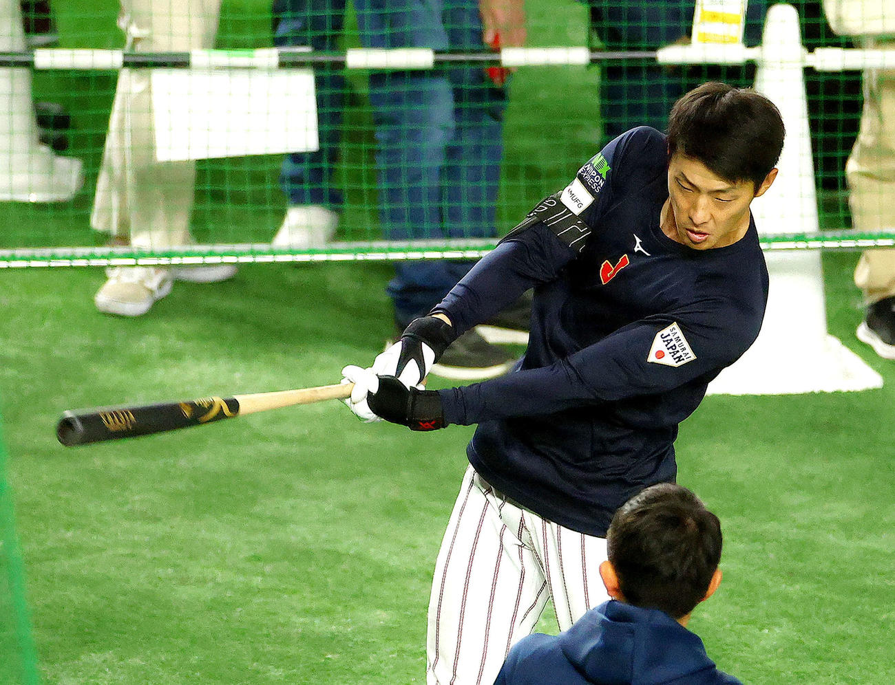 日本対台湾　試合前、練習に臨む辰己（撮影・河田真司）