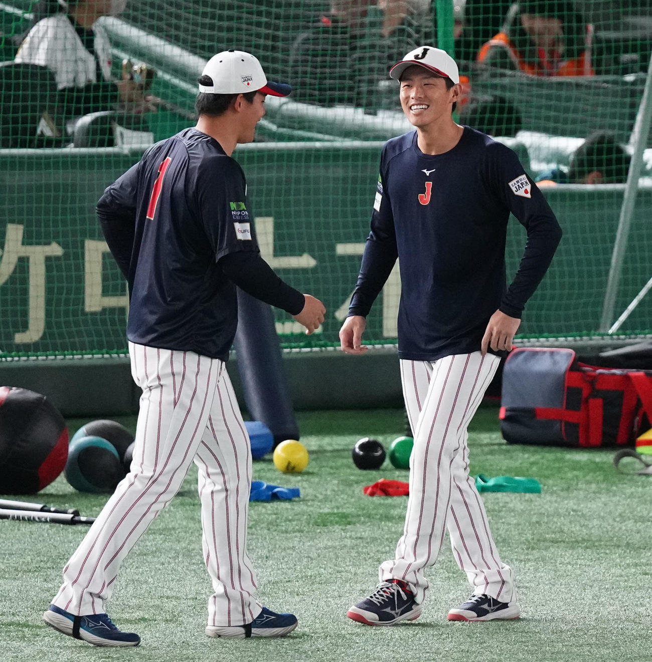 日本対台湾　試合前練習で笑顔の辰己（右）（撮影・鈴木みどり）