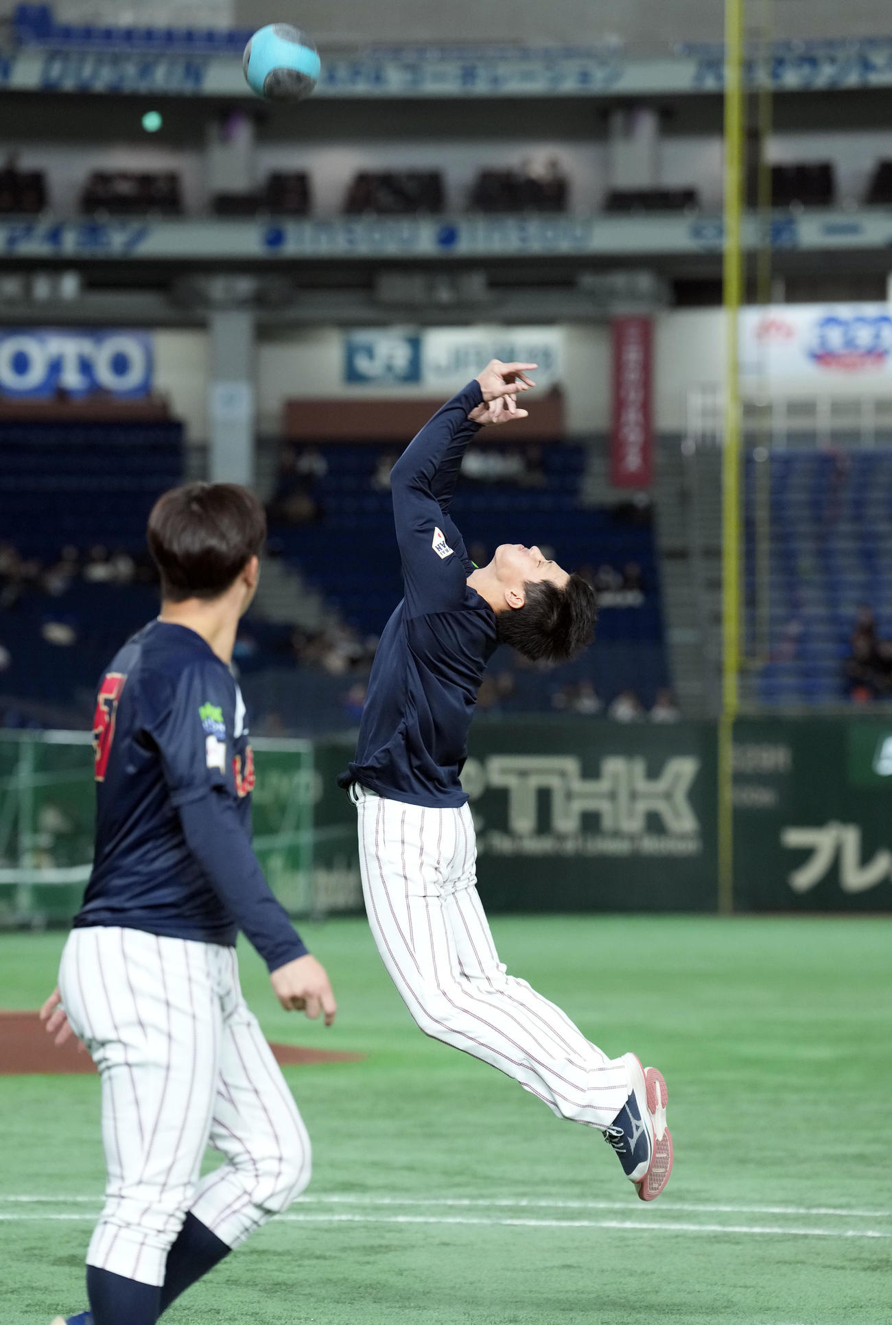 日本対台湾　試合前練習でフィジカルトレーニングをする辰己（撮影・たえ見朱実）