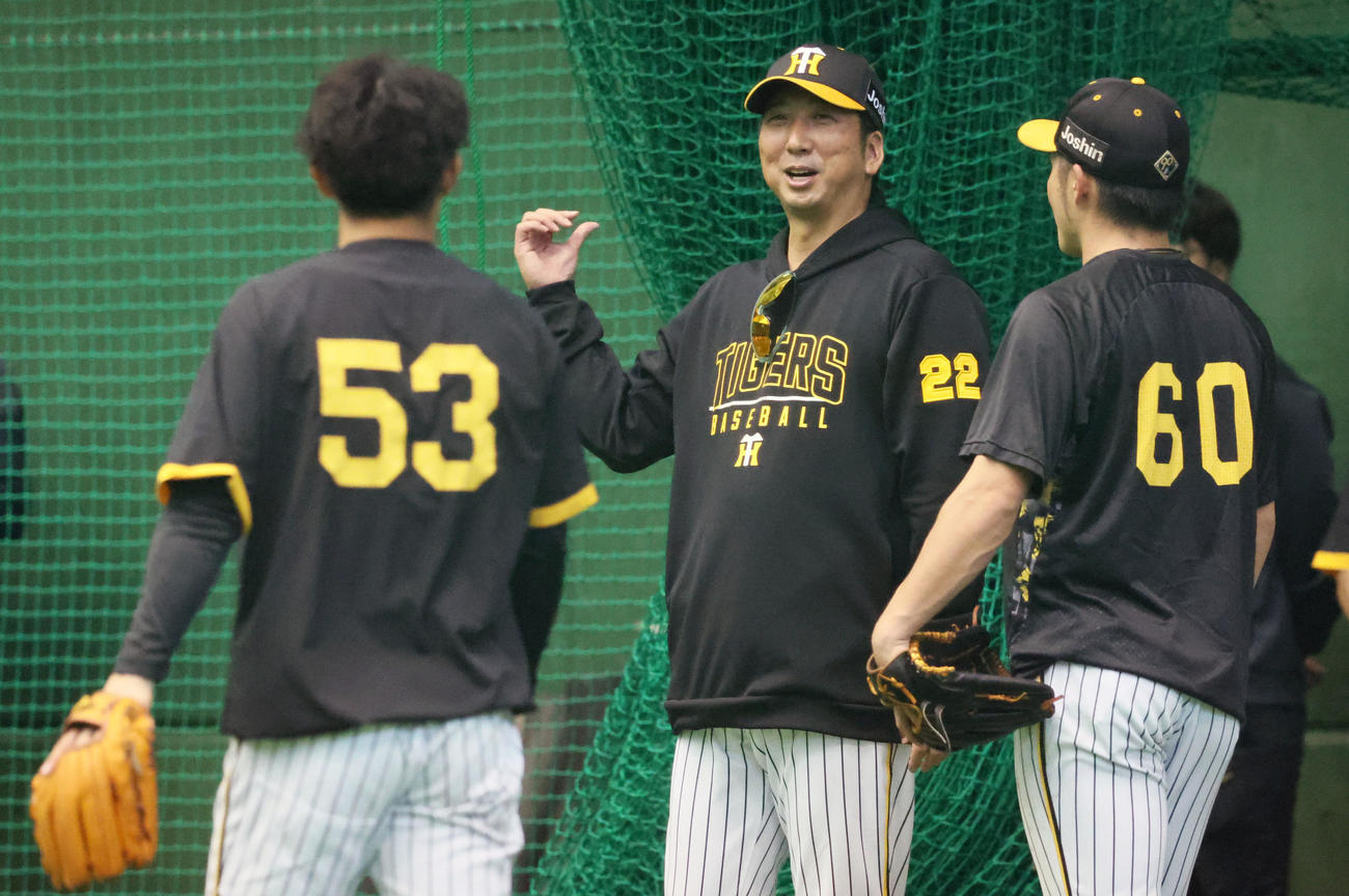 阪神藤川球児監督（中央）＝24年11月撮影