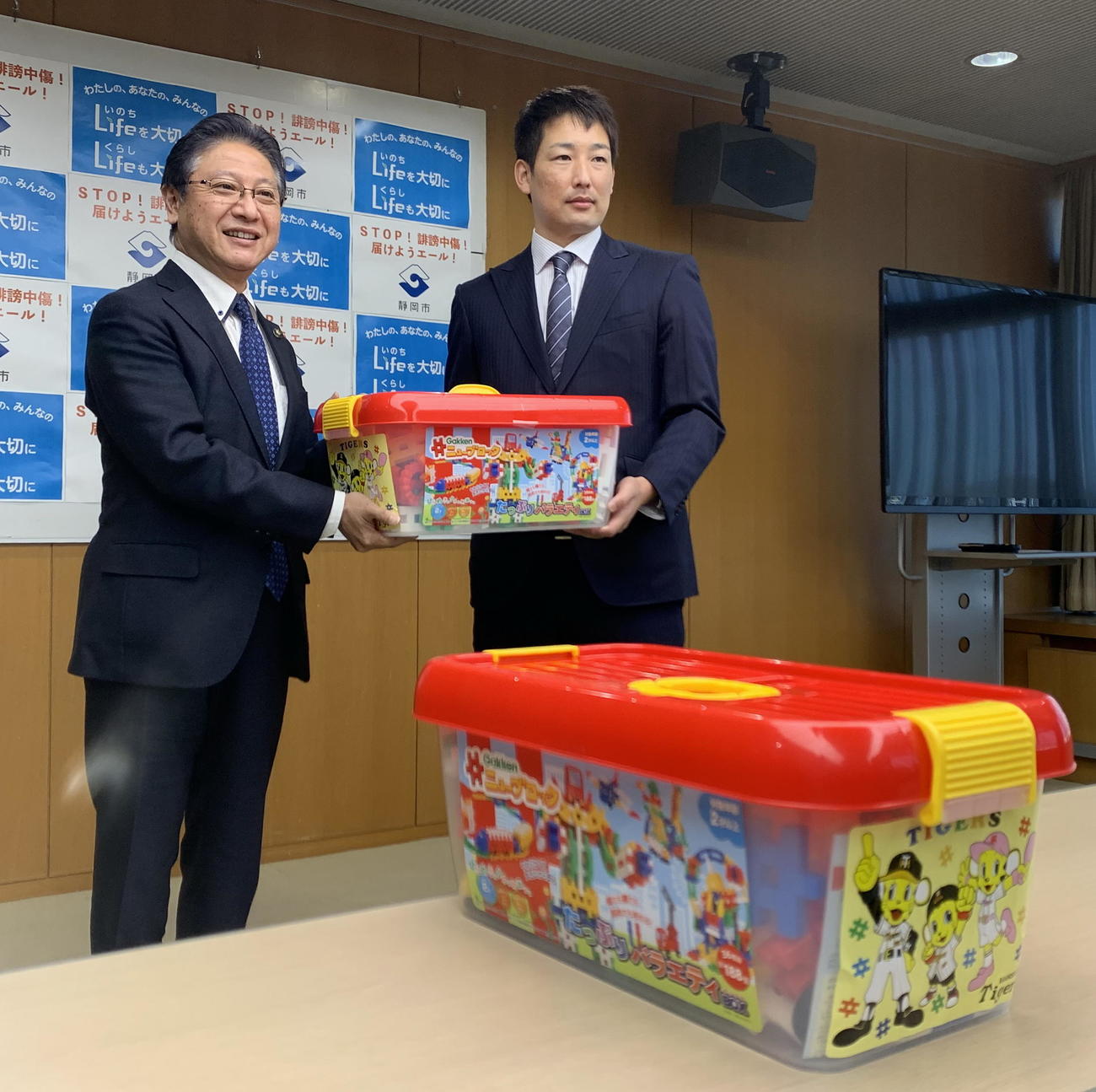 玩具を寄付した阪神岩崎優（右）は、田辺信宏市長と記念撮影に納まる（2021年12月16日撮影）