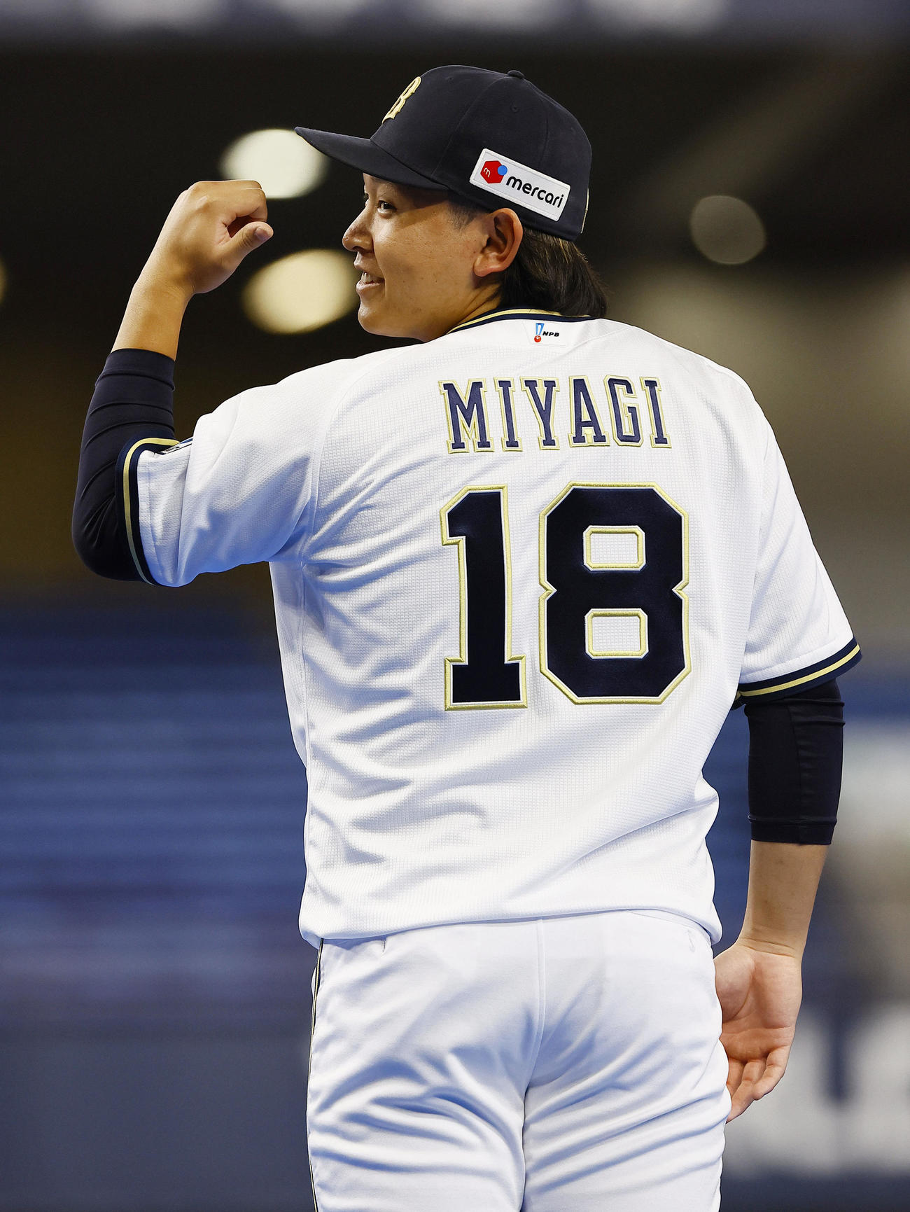 ファン感謝デーで、背番号18のユニホームを披露する宮城（撮影・藤尾明華）