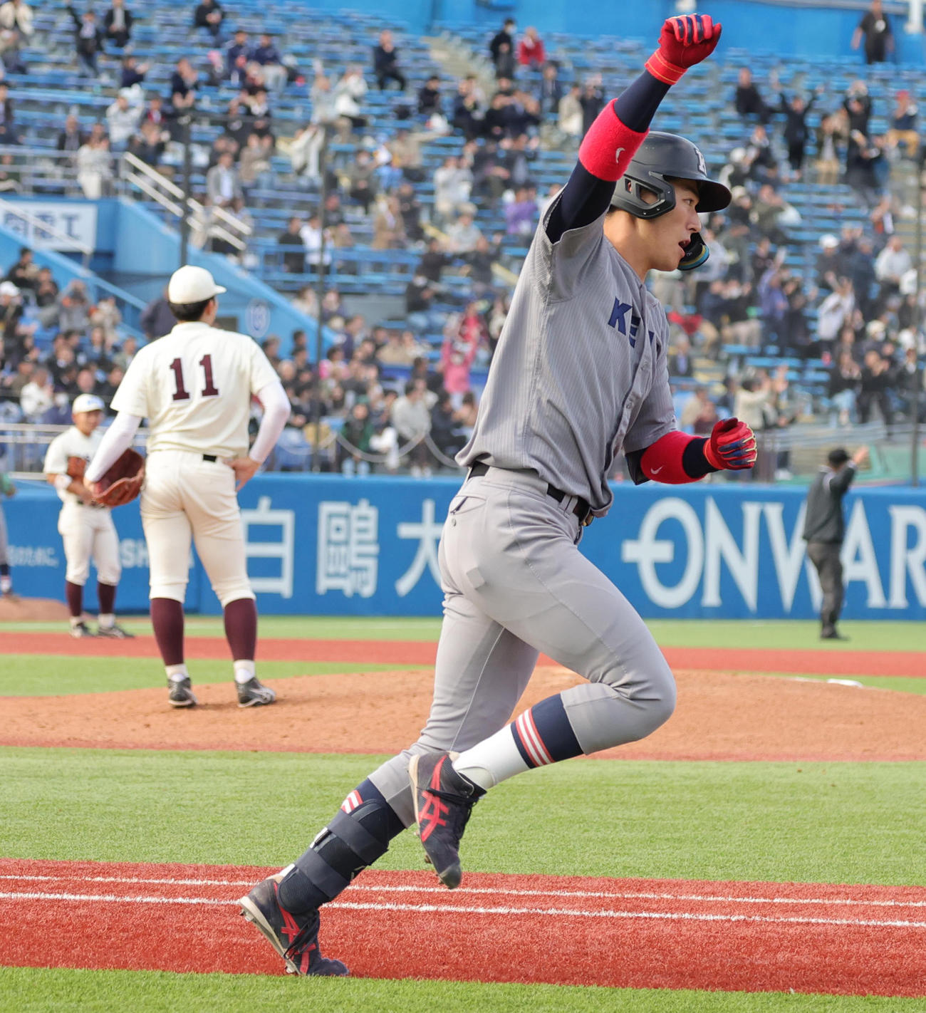 2024年11月9日、早大対慶大　6回裏慶大1死、伊藤樹（左）から左越え本塁打を放ちガッツポーズの清原