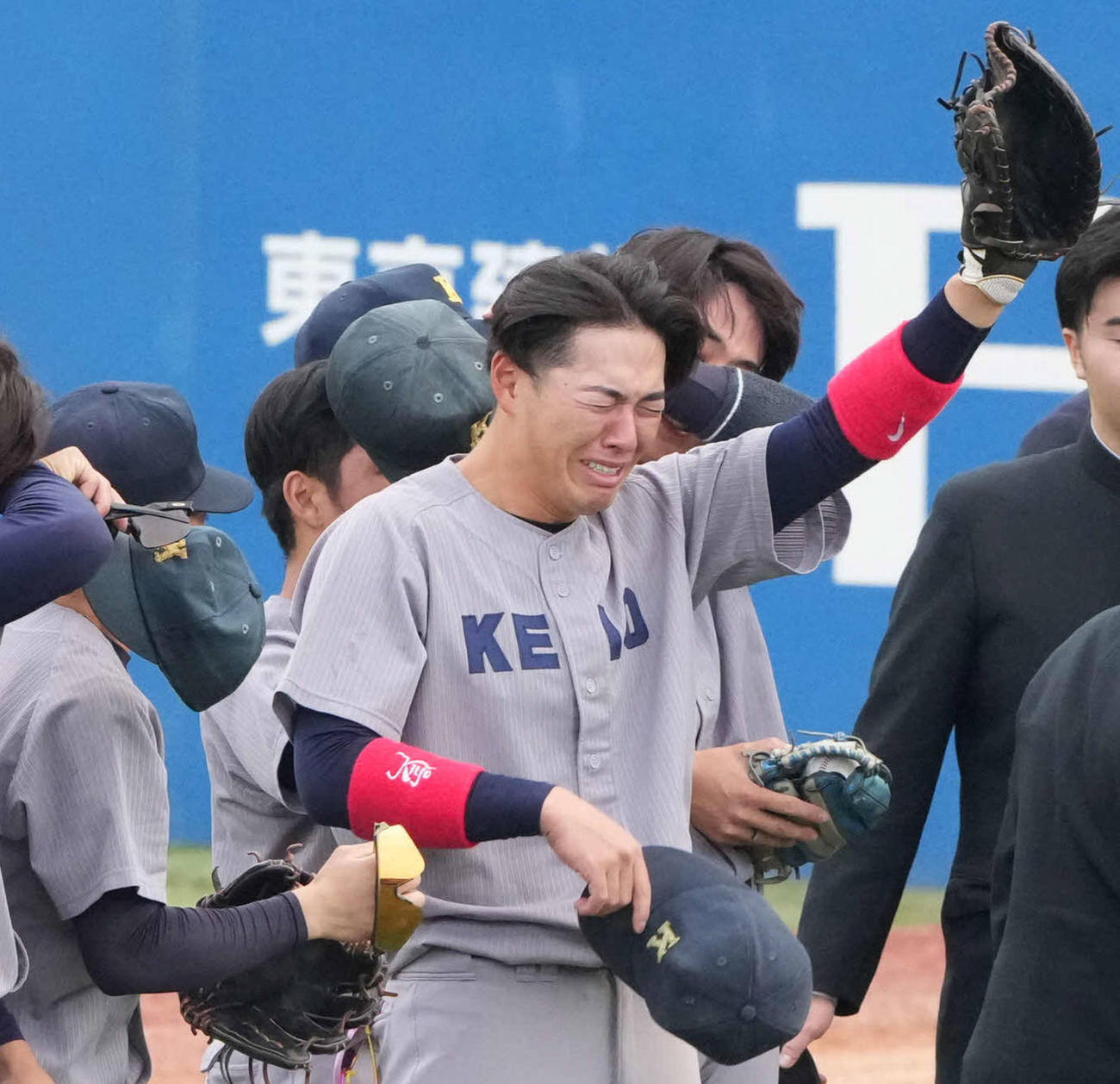 2024年11月10日、慶大対早大　早大から勝ち点を奪って大学野球最後の試合を終えた慶大・清原は号泣しながらスタンドへあいさつする