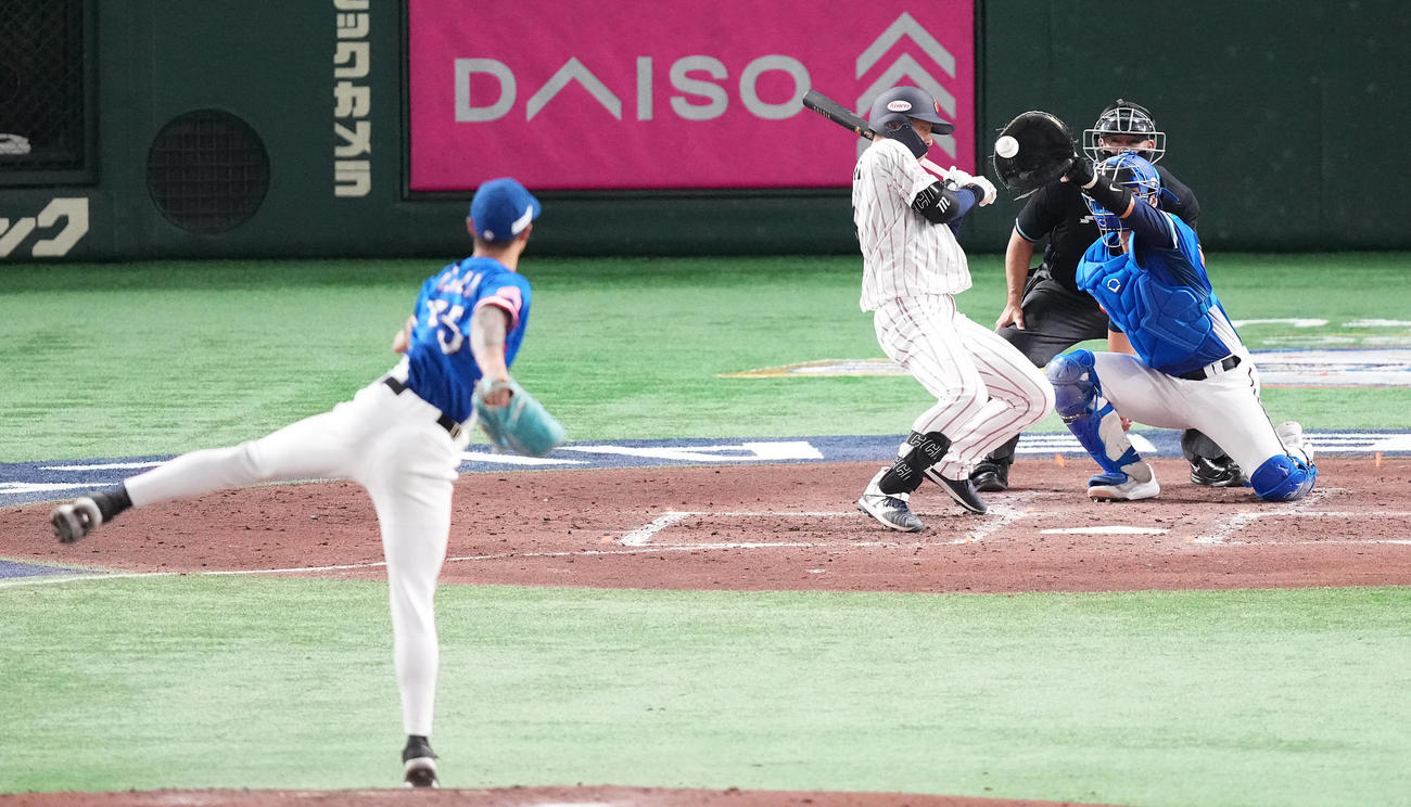 日本対台湾　4回裏日本無死、四球を選ぶ辰己。投手林イクビン（撮影・鈴木みどり）