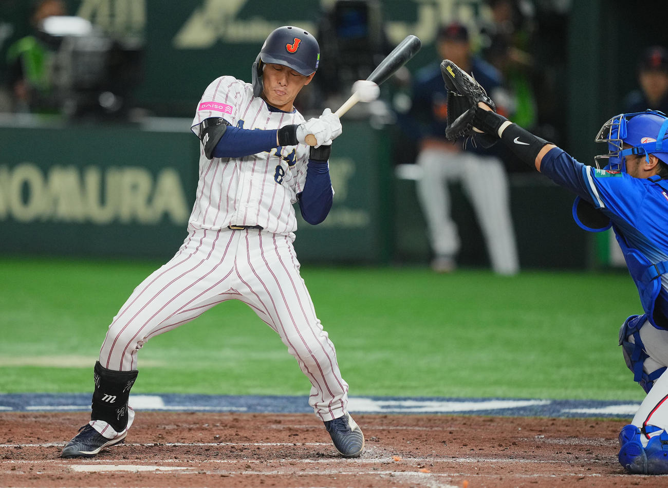 日本対台湾　4回裏日本無死、頭部付近の高めのボールを避け四球を選ぶ辰己（撮影・垰建太）