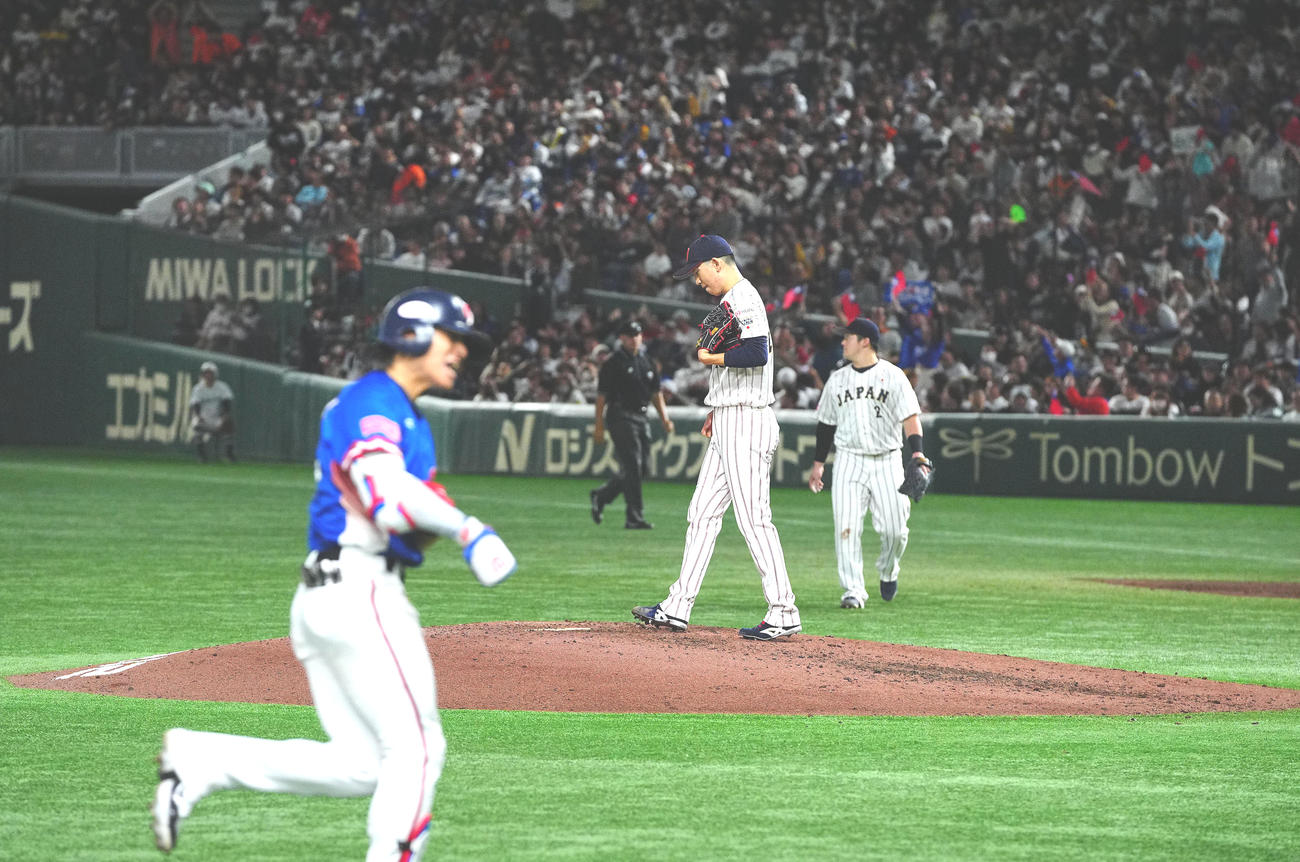 日本対台湾　5回表台湾1死一、二塁、陳傑憲（手前）に3点本塁打を浴びぼうぜんとする戸郷（撮影・垰建太）