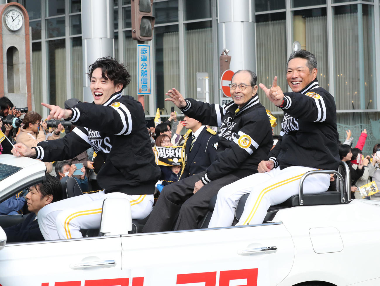 福岡市内でパレードを行ったソフトバンクナイン、先頭のオープンカーには周東、小久保監督、王球団会長（撮影・梅根麻紀）