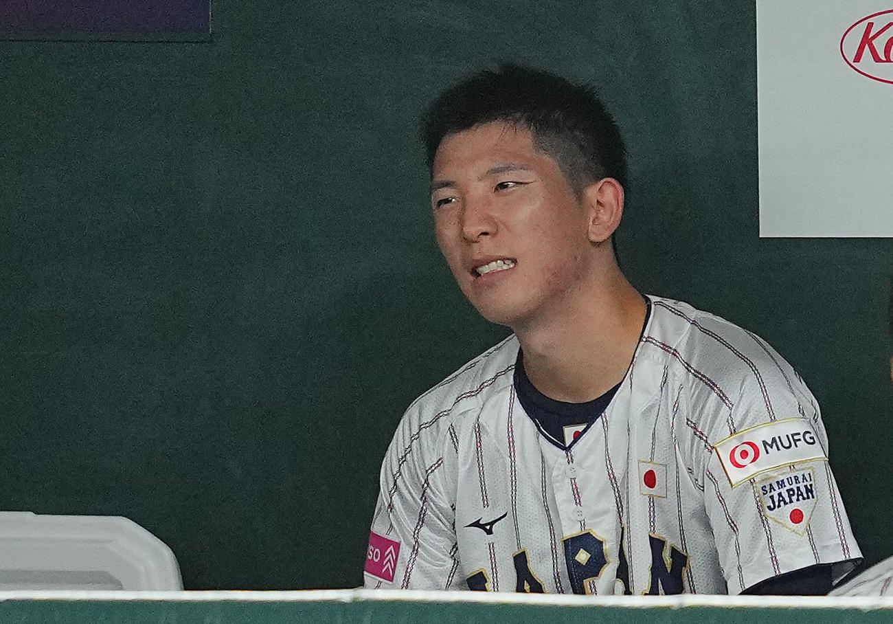 日本対台湾　5回表の登板を終え台湾に4失点を喫した日本先発の戸郷はベンチで悔しげな表情を見せる（撮影・垰建太）