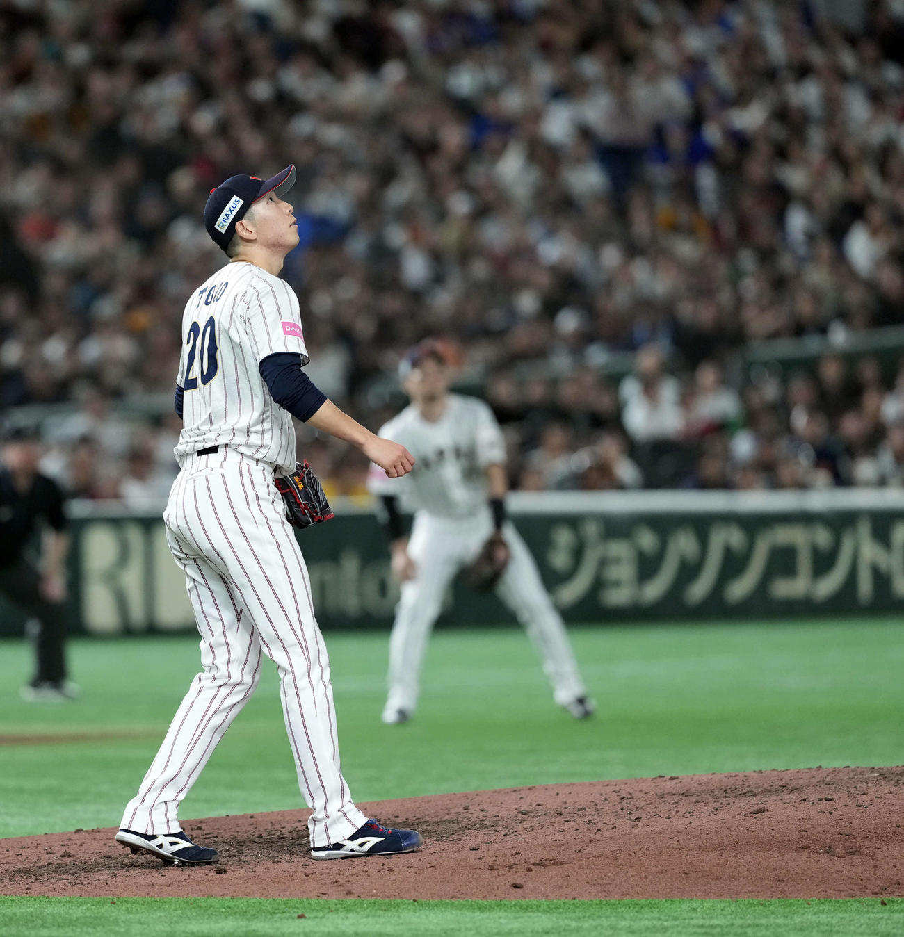 日本対台湾　5回表台湾1死一、二塁、陳傑憲に3点本塁打を浴びる戸郷（撮影・たえ見朱実）