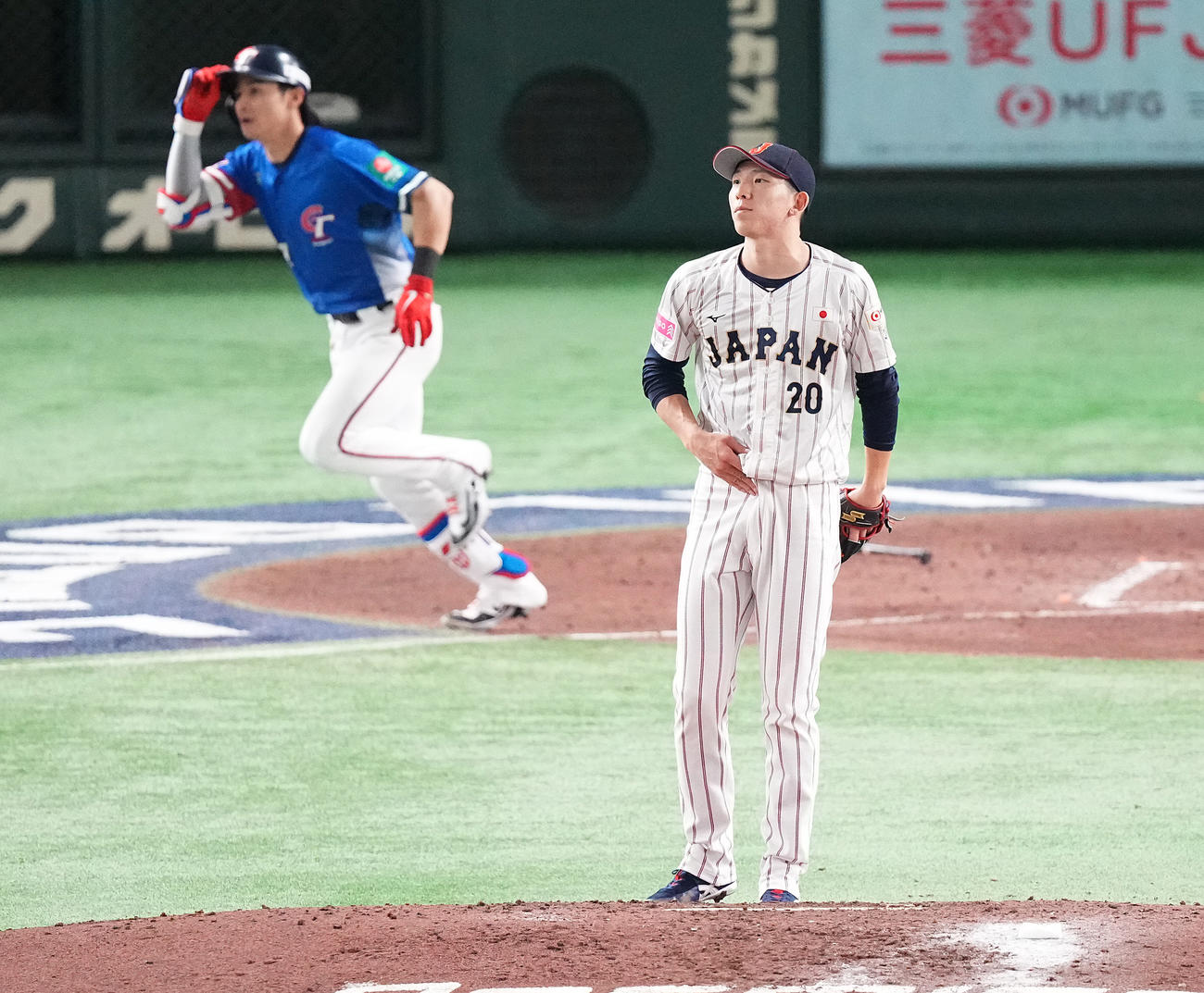 日本対台湾　5回表台湾1死一、二塁、陳傑憲に右越え3点本塁打を浴びる戸郷（撮影・鈴木みどり）