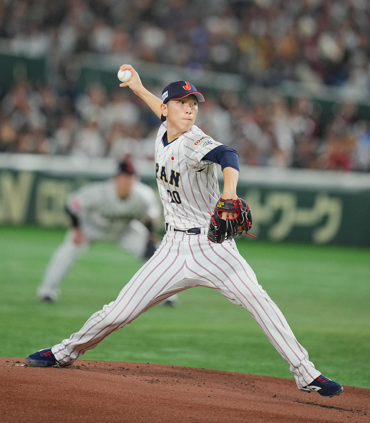 日本対台湾　力投する日本先発の戸郷（撮影・垰建太）