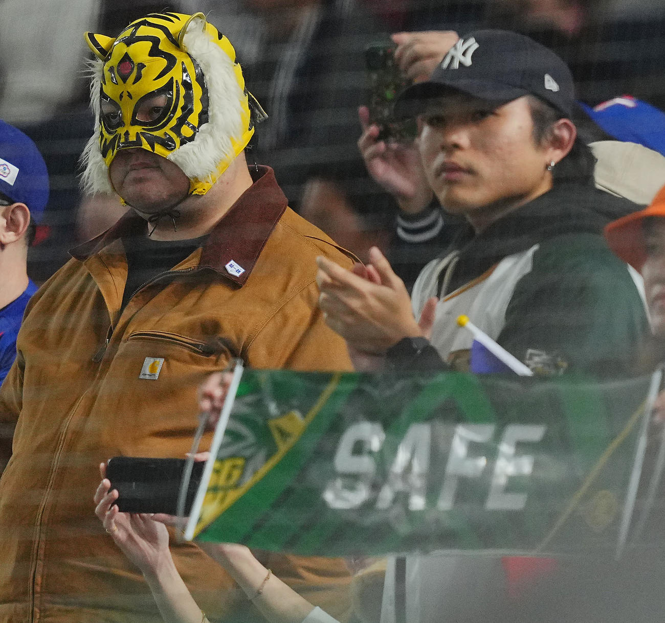日本対台湾　7回表台湾2死二、三塁、潘傑楷の遊ゴロの判定でリクエストとなりセーフを願う台湾ファン（撮影・垰建太）