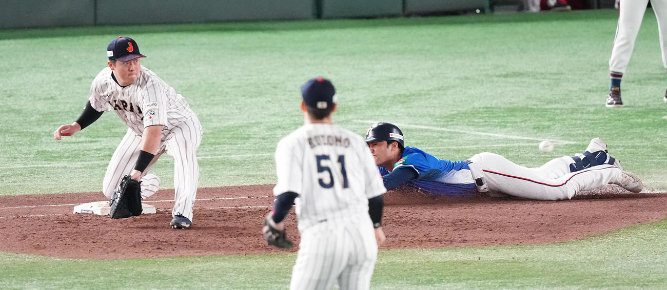 日本対台湾　7回表台湾2死二、三塁、遊ゴロ併殺に倒れる潘傑楷。一塁手牧（撮影・鈴木みどり）