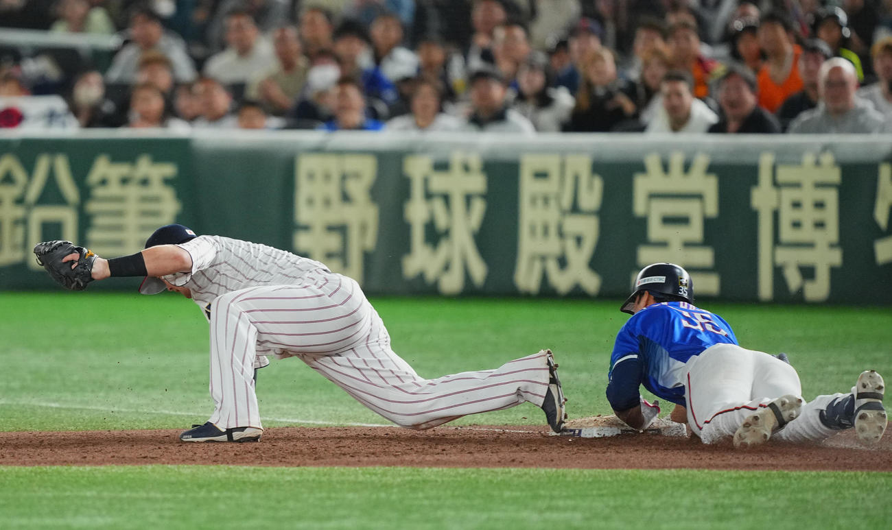 日本対台湾　7回表台湾2死二、三塁、遊ゴロで滑り込む潘傑楷（右）と捕球する一塁手牧（撮影・垰建太）