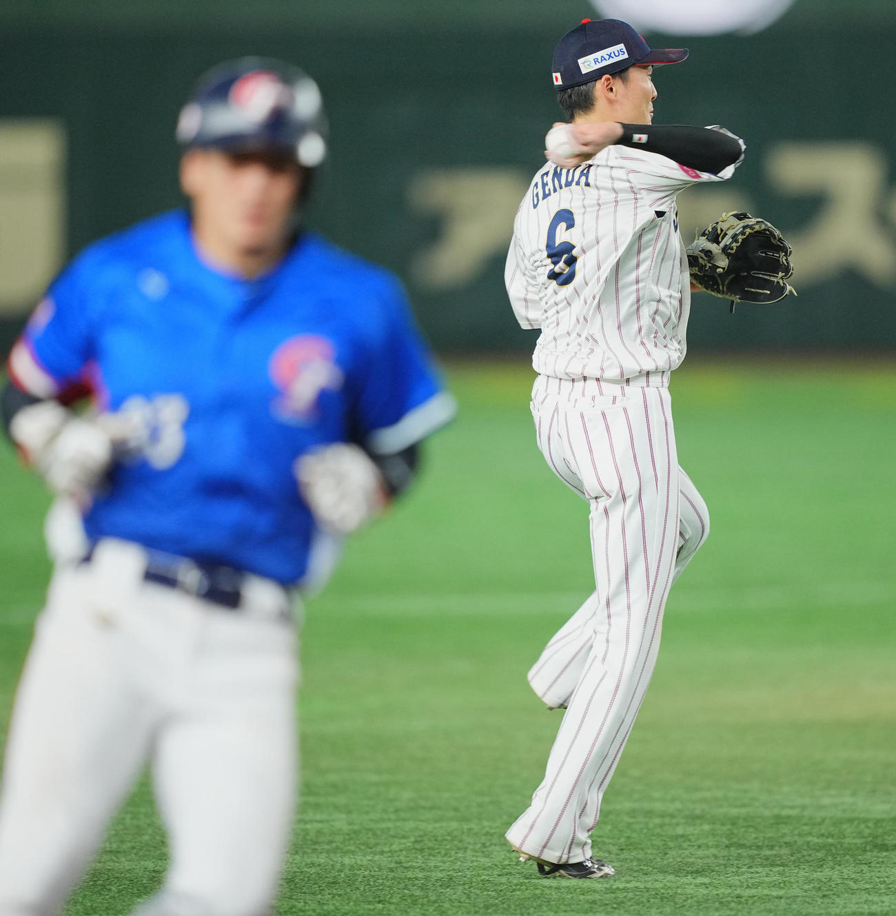 日本対台湾　7回表台湾2死二、三塁、潘傑楷の打球を素早くさばく源田（撮影・垰建太）
