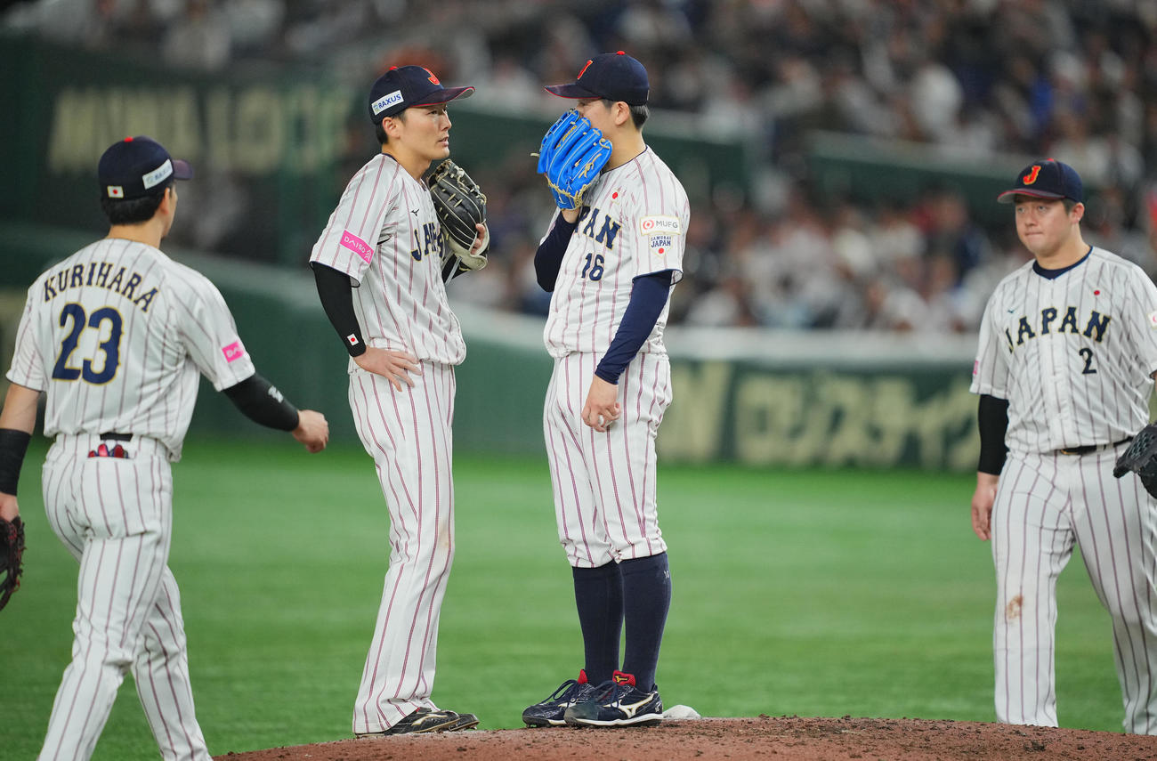 日本対台湾　7回表台湾無死一、二塁、マウンドの隅田（中央）に声をかける源田（撮影・垰建太）