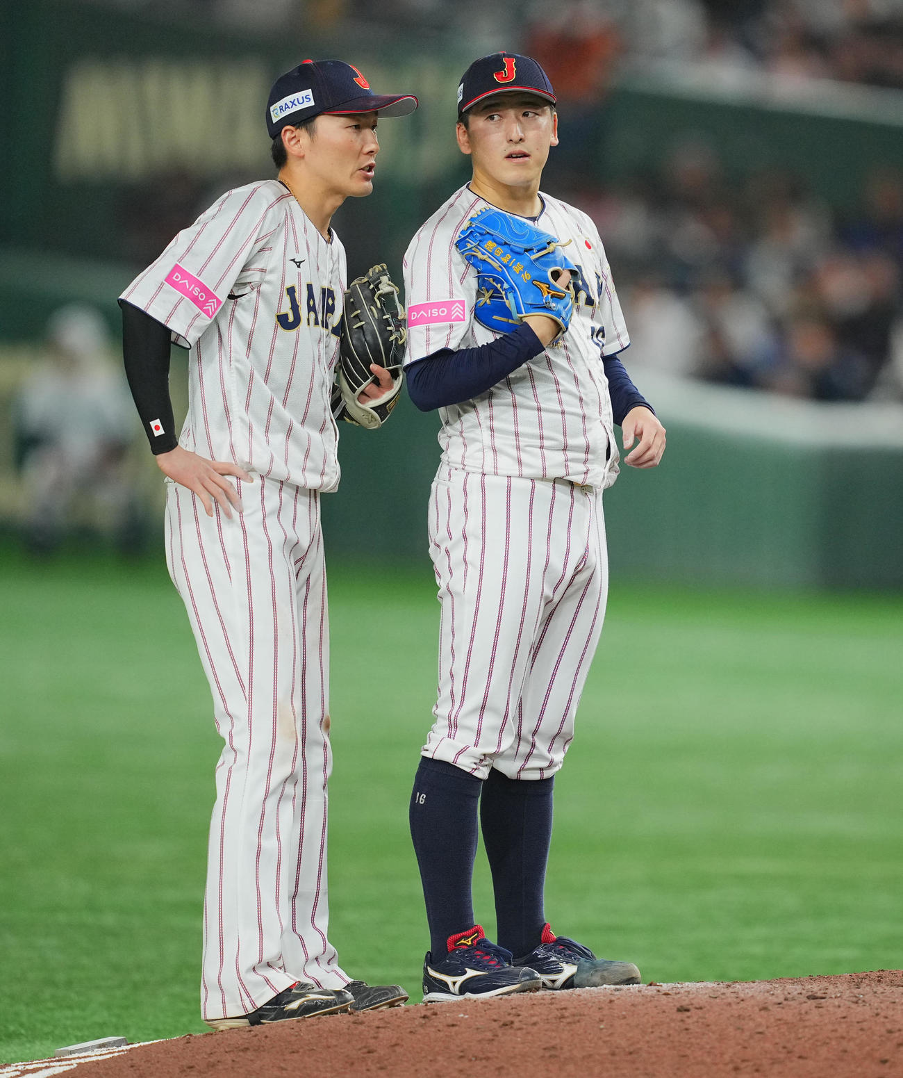 日本対台湾　7回表台湾2死二、三塁、マウンドの隅田知（右）に声をかける源田（撮影・垰建太）
