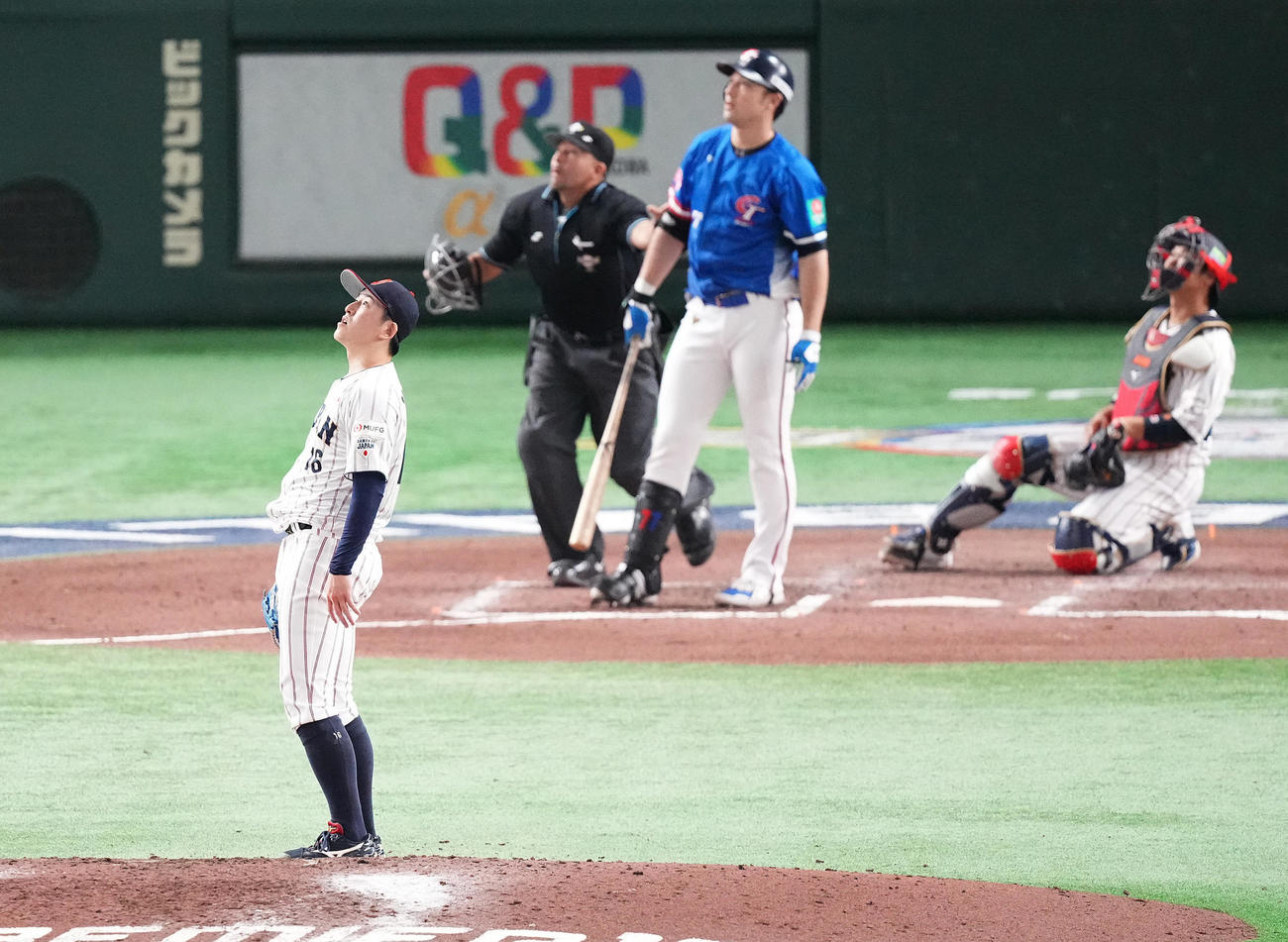 日本対台湾　7回表台湾1死二、三塁、林安可の右翼ポール際の飛球を見つめる隅田（撮影・鈴木みどり）