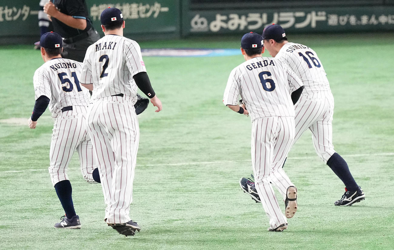 日本対台湾　7回表台湾2死二、三塁、リプレー検証で打者潘傑楷が一塁アウトとなり、ほえる隅田（右）（撮影・鈴木みどり）