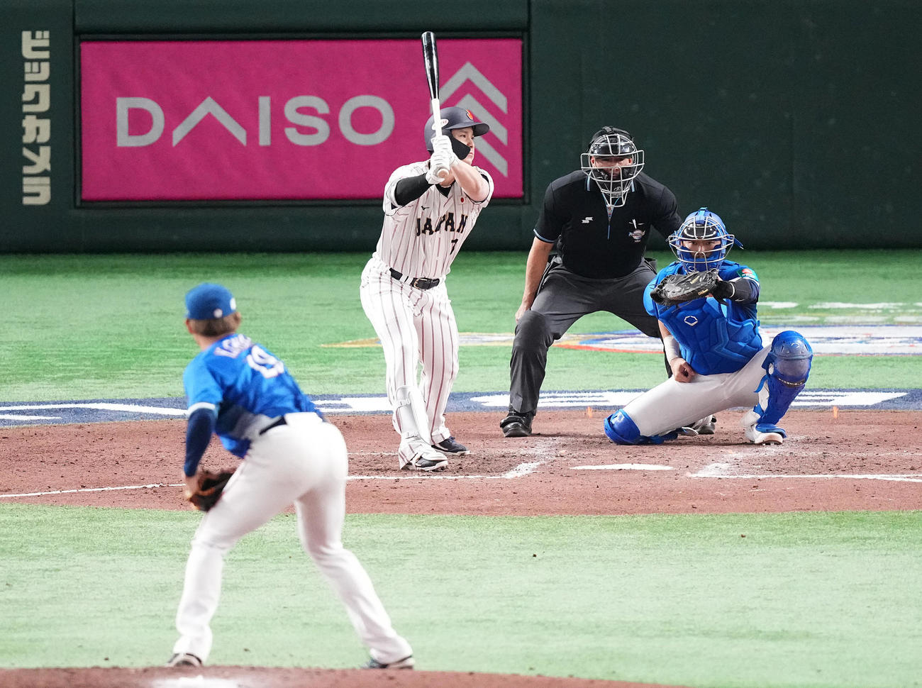 日本対台湾　7回裏日本2死、空振り三振に倒れる佐野。投手張奕（撮影・鈴木みどり）
