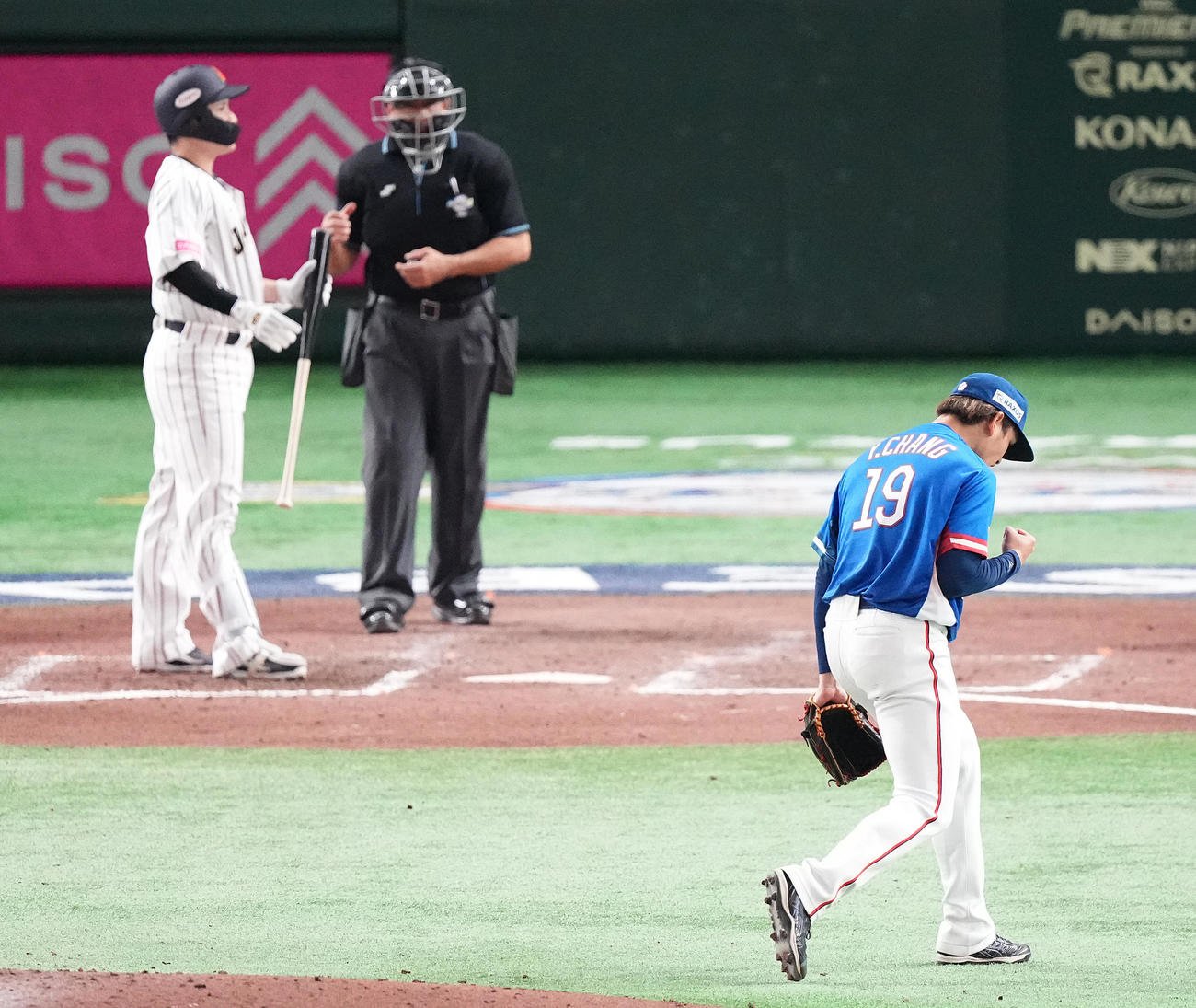 日本対台湾　7回裏日本2死、佐野を空振り三振に仕留め、ガッツポーズする張奕（撮影・鈴木みどり）