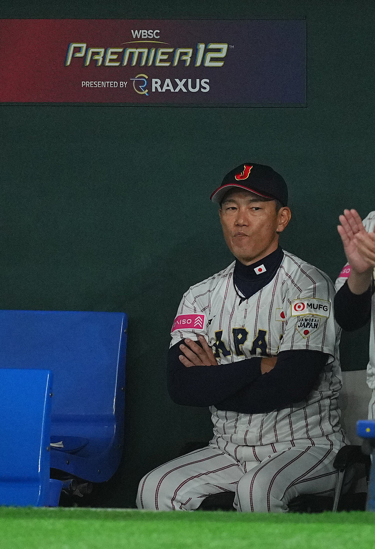 日本対台湾　5回表、台湾に4失点を喫しベンチで渋い表情の日本井端監督（撮影・垰建太）