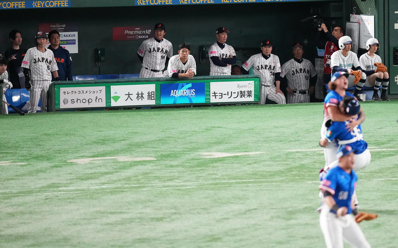 日本対台湾　台湾に敗れ優勝を逃し、ぼうぜんとする日本ベンチ（撮影・鈴木みどり）