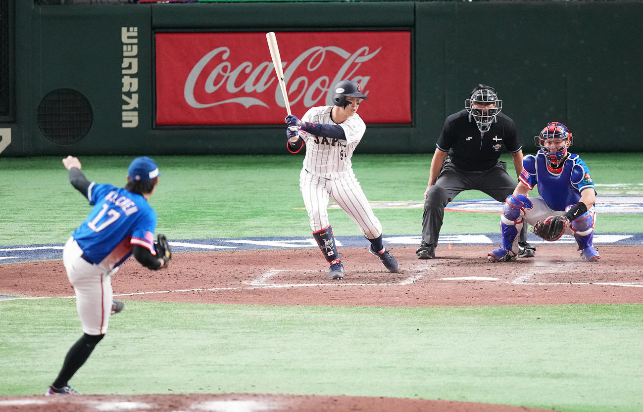 日本対台湾　8回裏日本2死、空振り三振に倒れる小園。投手陳冠宇（撮影・鈴木みどり）