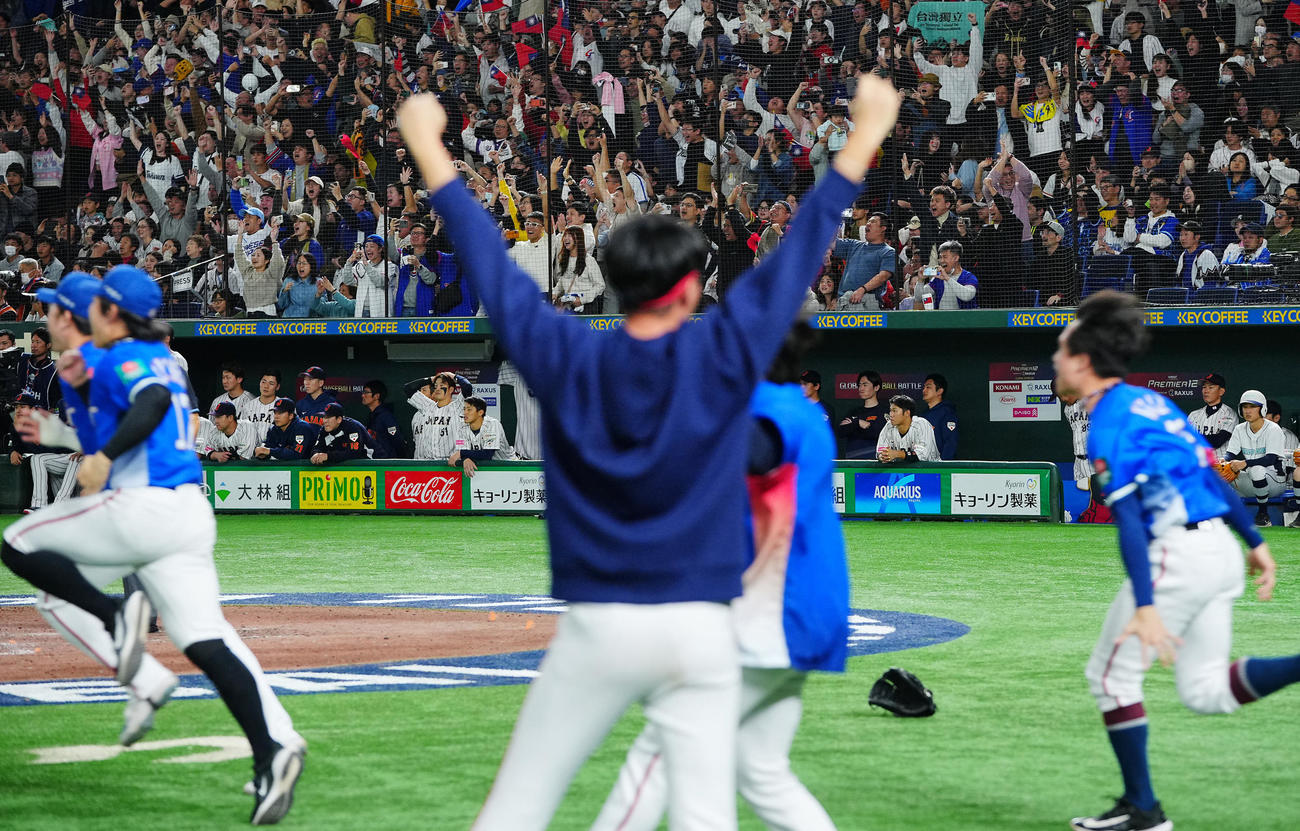 日本対台湾　9回裏、併殺で負けが決まりぼうぜんとする日本ナイン（撮影・垰建太）