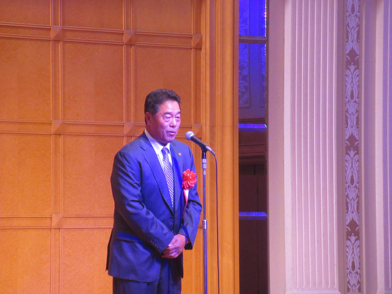 中日OB会総会であいさつする小松辰雄会長