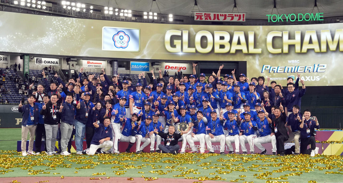 日本対台湾　優勝し記念撮影に納まる台湾（撮影・たえ見朱実）