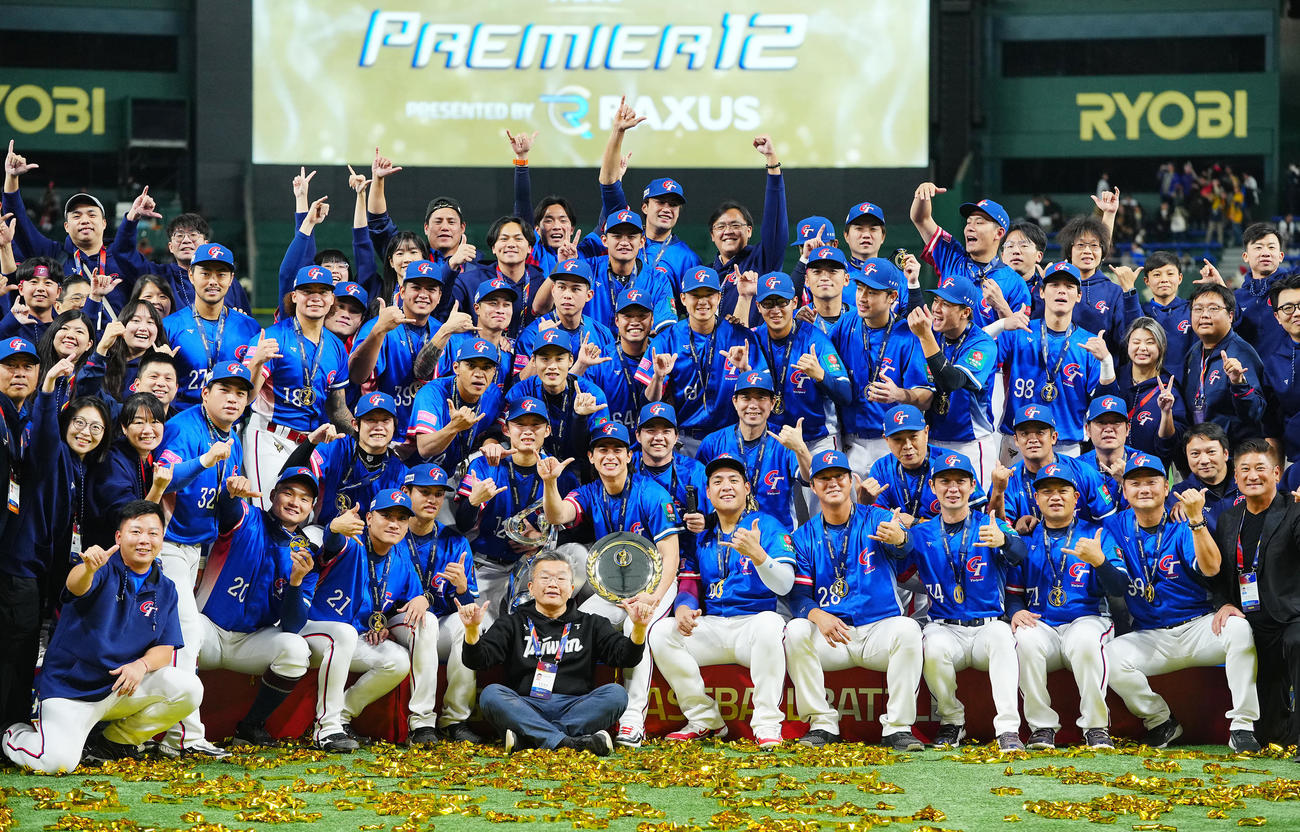 日本対台湾　優勝を決め記念写真に納まる台湾の選手たち（撮影・垰建太）