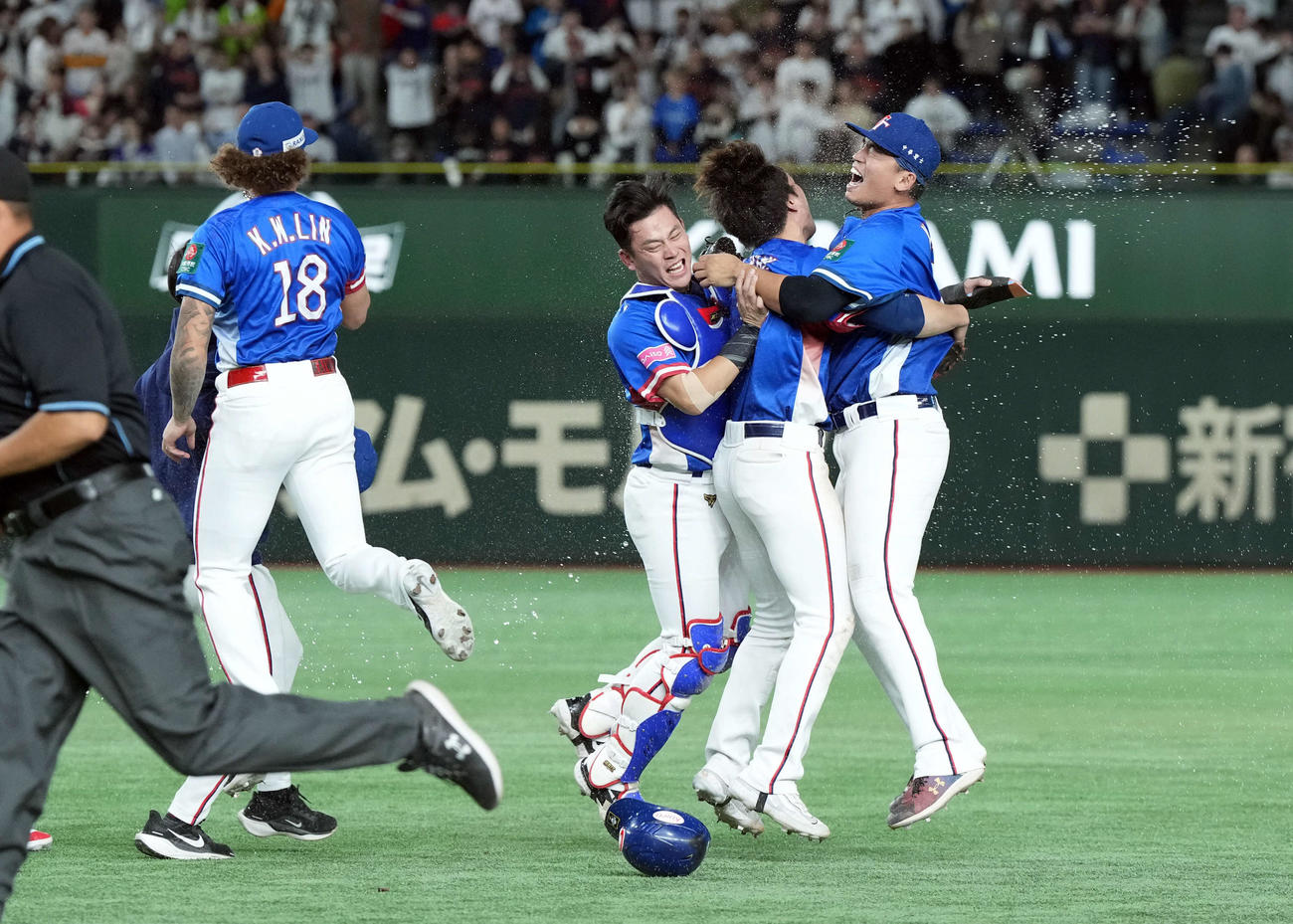日本対台湾　優勝を飾り喜びを爆発させる台湾（撮影・たえ見朱実）