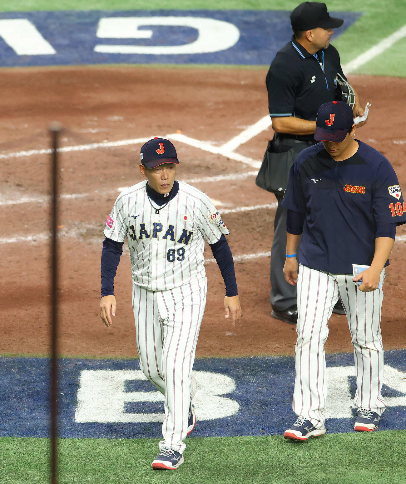 日本対台湾　8回裏を終え、選手交代を告げる井端監督（撮影・河田真司）
