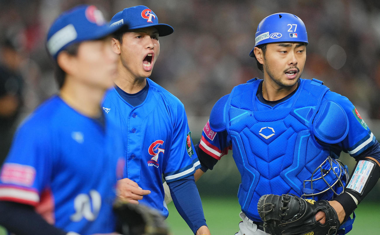 日本対台湾　5回裏日本の攻撃を無失点に抑え雄たけびをあげる台湾張奕（中央）（撮影・垰建太）