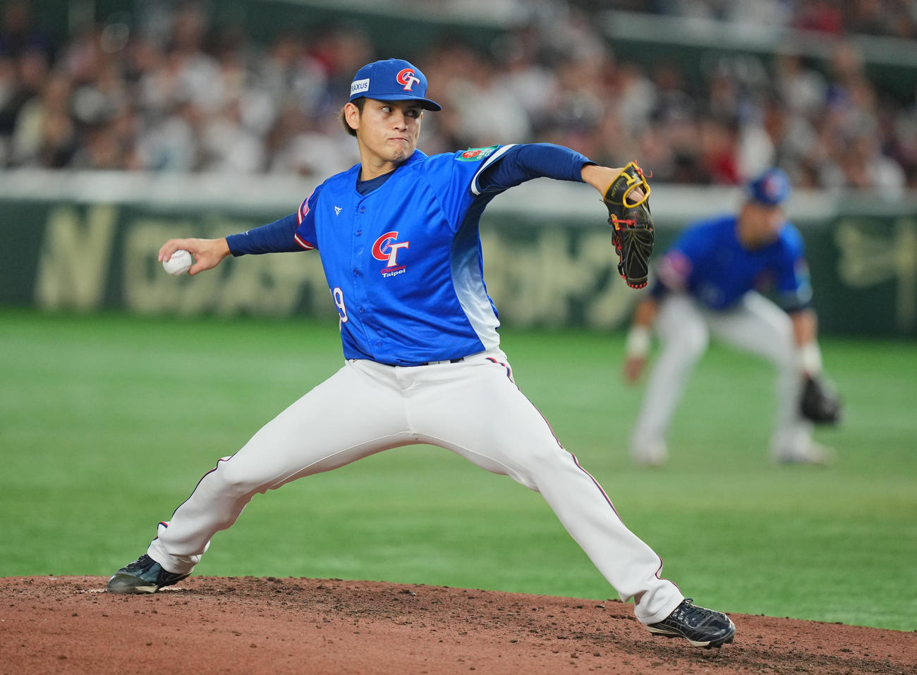 日本対台湾　5回裏、台湾2番手で登板し力投する張奕（撮影・垰建太）
